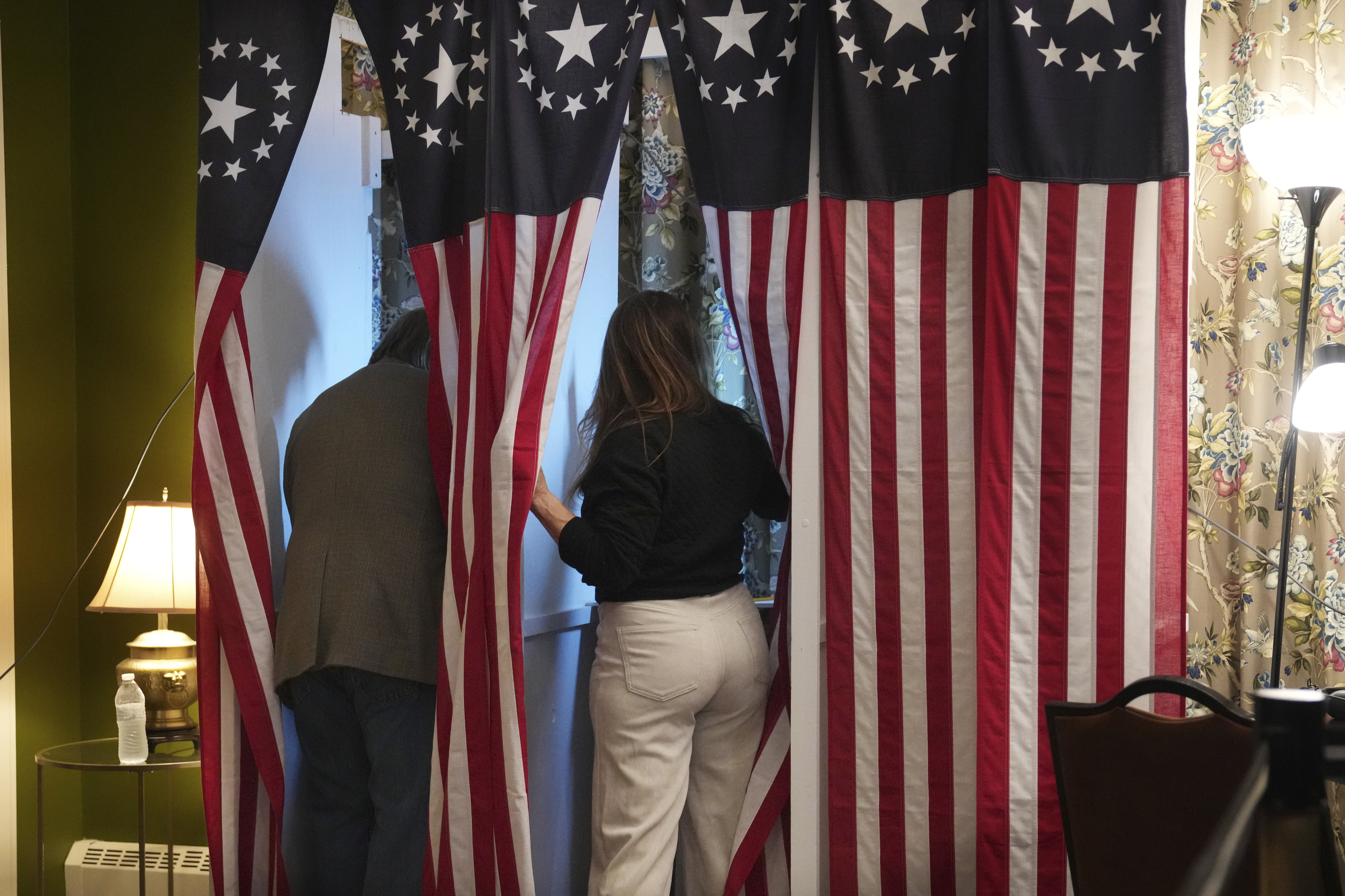 Los votantes emitieron sus votos durante la votación de medianoche en las elecciones presidenciales, el martes 5 de noviembre de 2024, en Dixville Notch, NH.