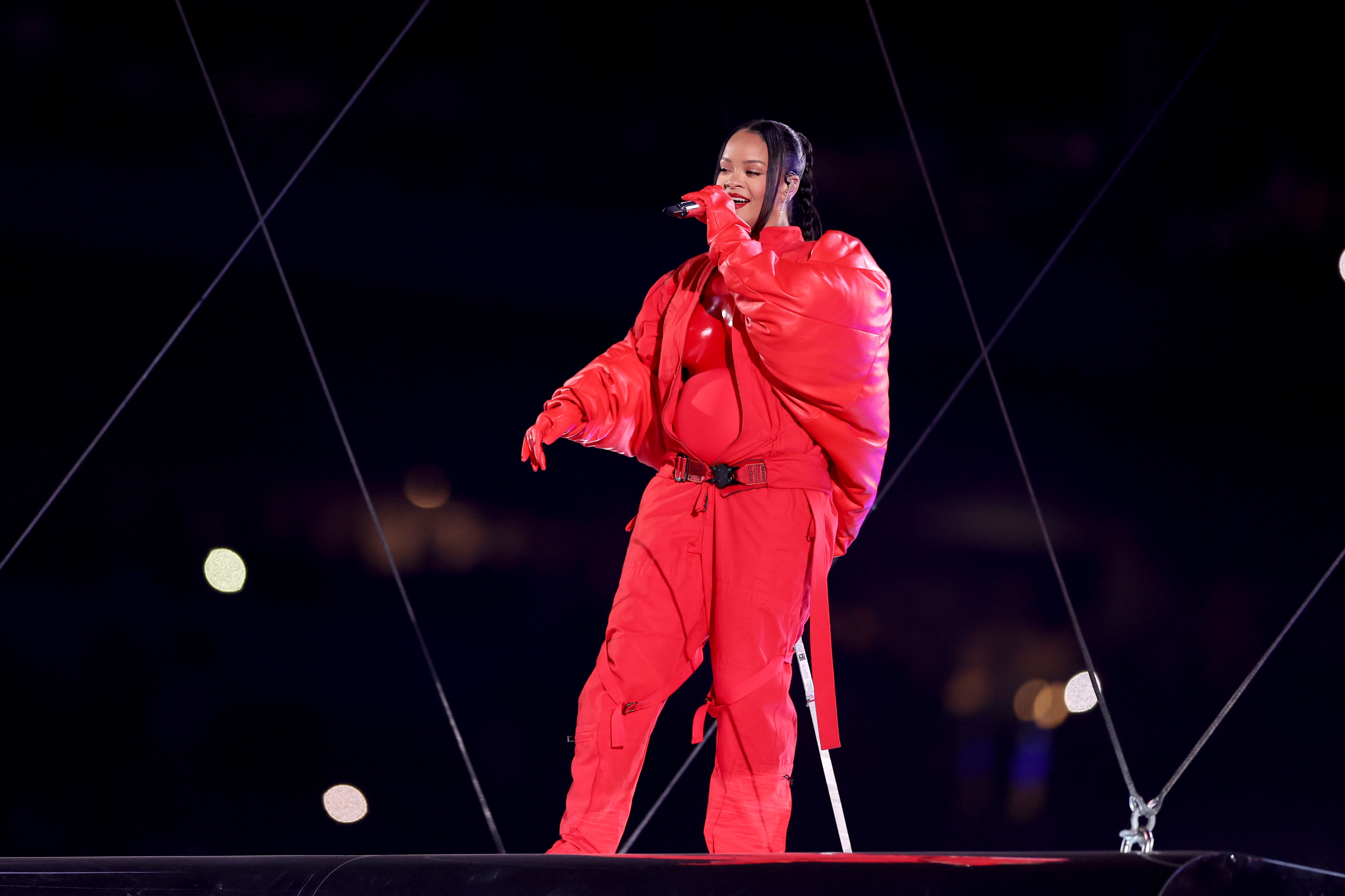 Rihanna se presenta en el escenario durante el Apple Music Super Bowl LVII Halftime Show en el State Farm Stadium el 12 de febrero de 2023 en Glendale, Arizona.  (Foto de Christian Petersen/Getty Images)