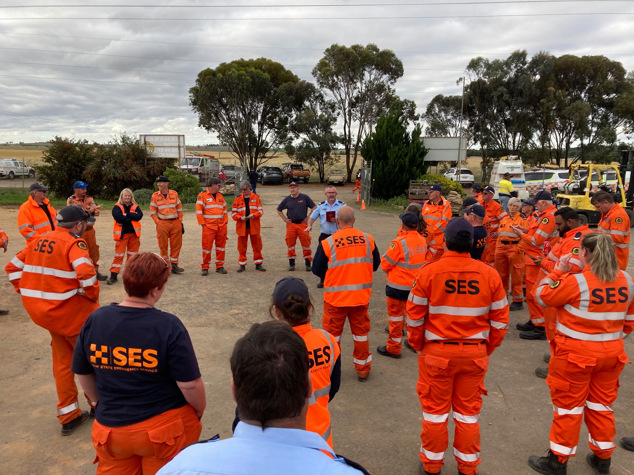 Hundreds of SES volunteers are door-knocking today to advise people to leave ahead of the flooding.