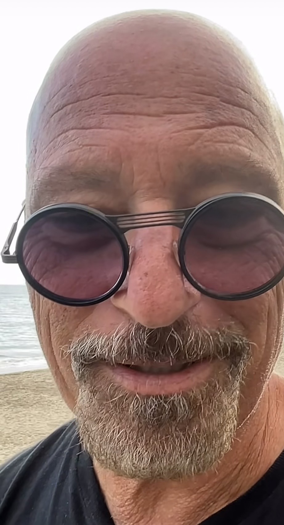 Howie Mandel apologises for his recent attack on Kelly Ripa.