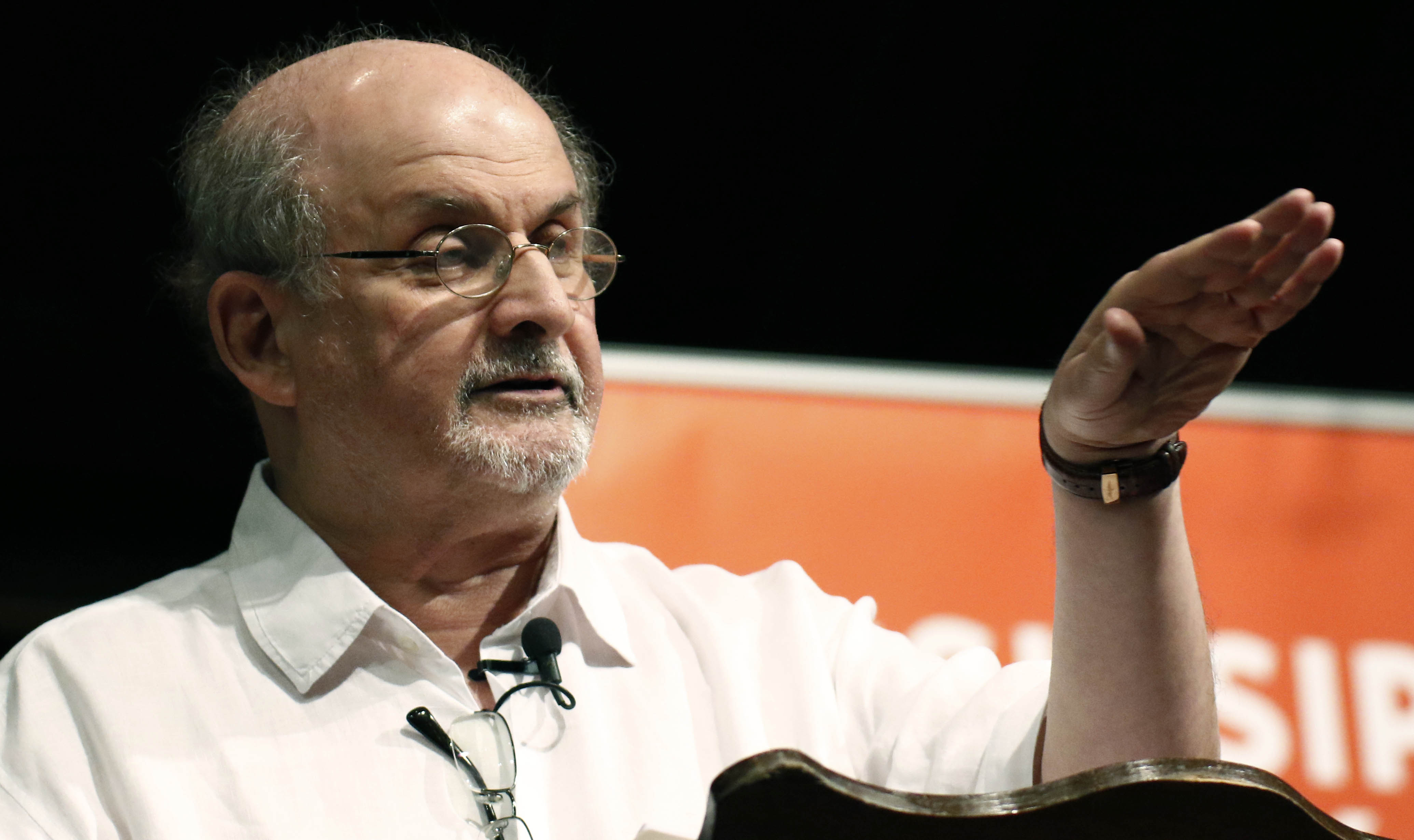 Alabanza, preocupación en Irán después del ataque de Rushdie; gobierno tranquilo