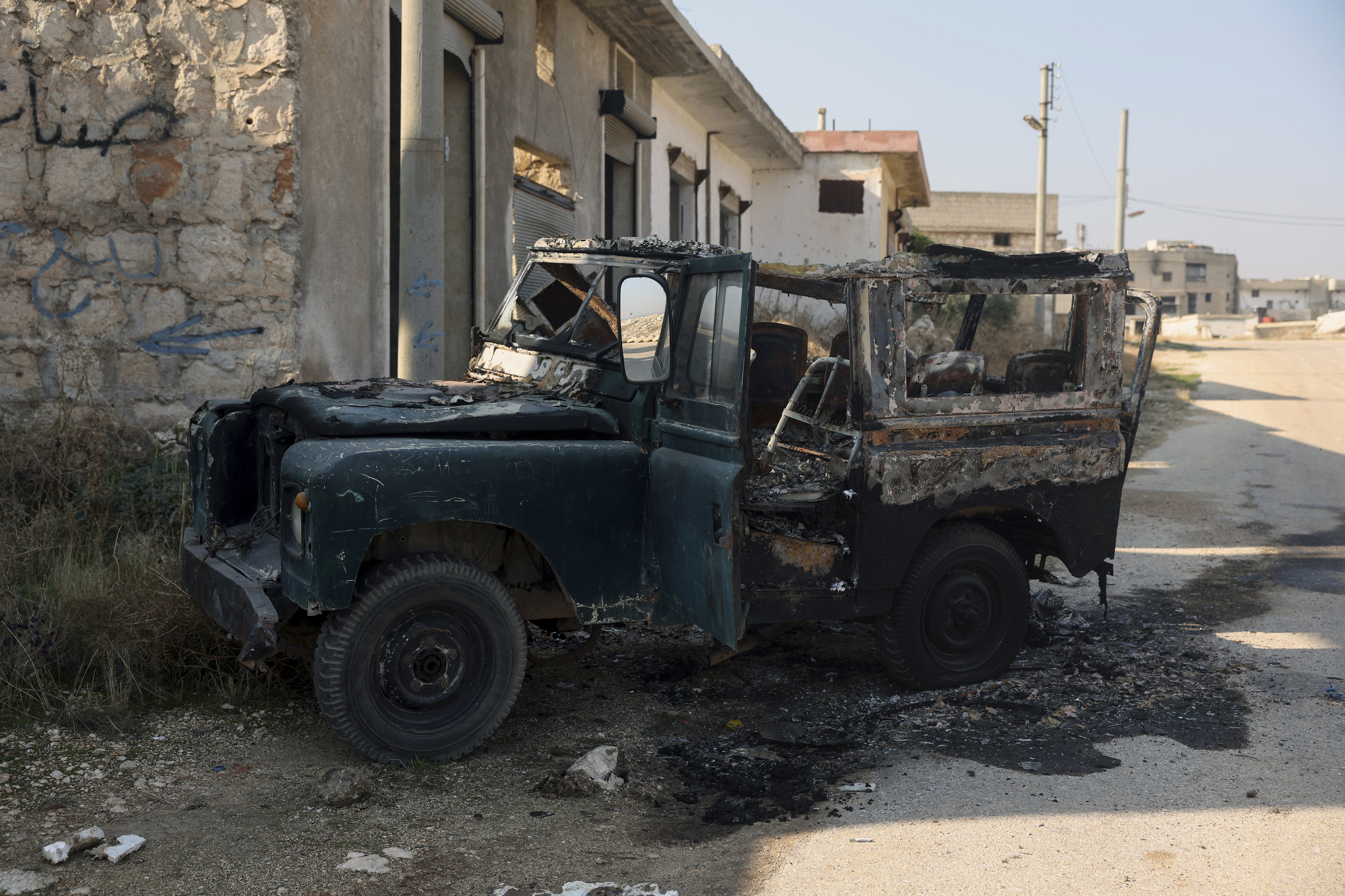 Un vehículo dañado perteneciente a las tropas del gobierno sirio, visto en Kafr Halab, campo de Alepo, Siria, el viernes 29 de noviembre de 2024. (Foto AP/Ghaith Alsayed)