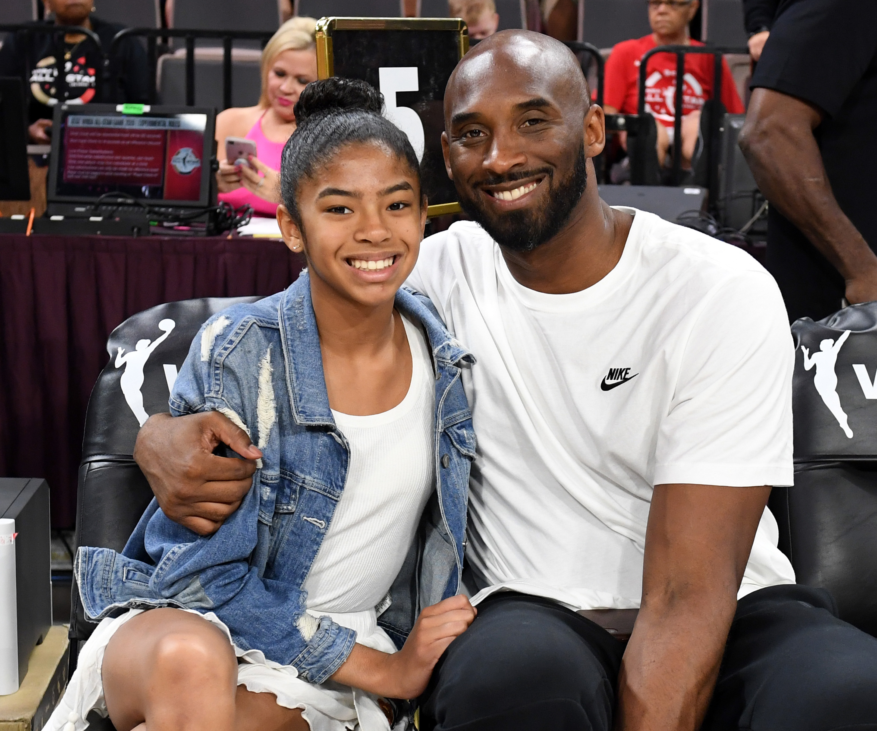 LAS VEGAS, NEVADA - 27 DE JULIO: Gianna Bryant y su padre, el ex jugador de la NBA Kobe Bryant, asisten al Juego de Estrellas de la WNBA 2019 en el Mandalay Bay Events Center el 27 de julio de 2019 en Las Vegas, Nevada.  NOTA PARA EL USUARIO: El usuario reconoce y acepta expresamente que, al descargar o usar esta fotografía, el usuario acepta los términos y condiciones del Acuerdo de licencia de Getty Images.  (Foto de Ethan Miller/Getty Images)