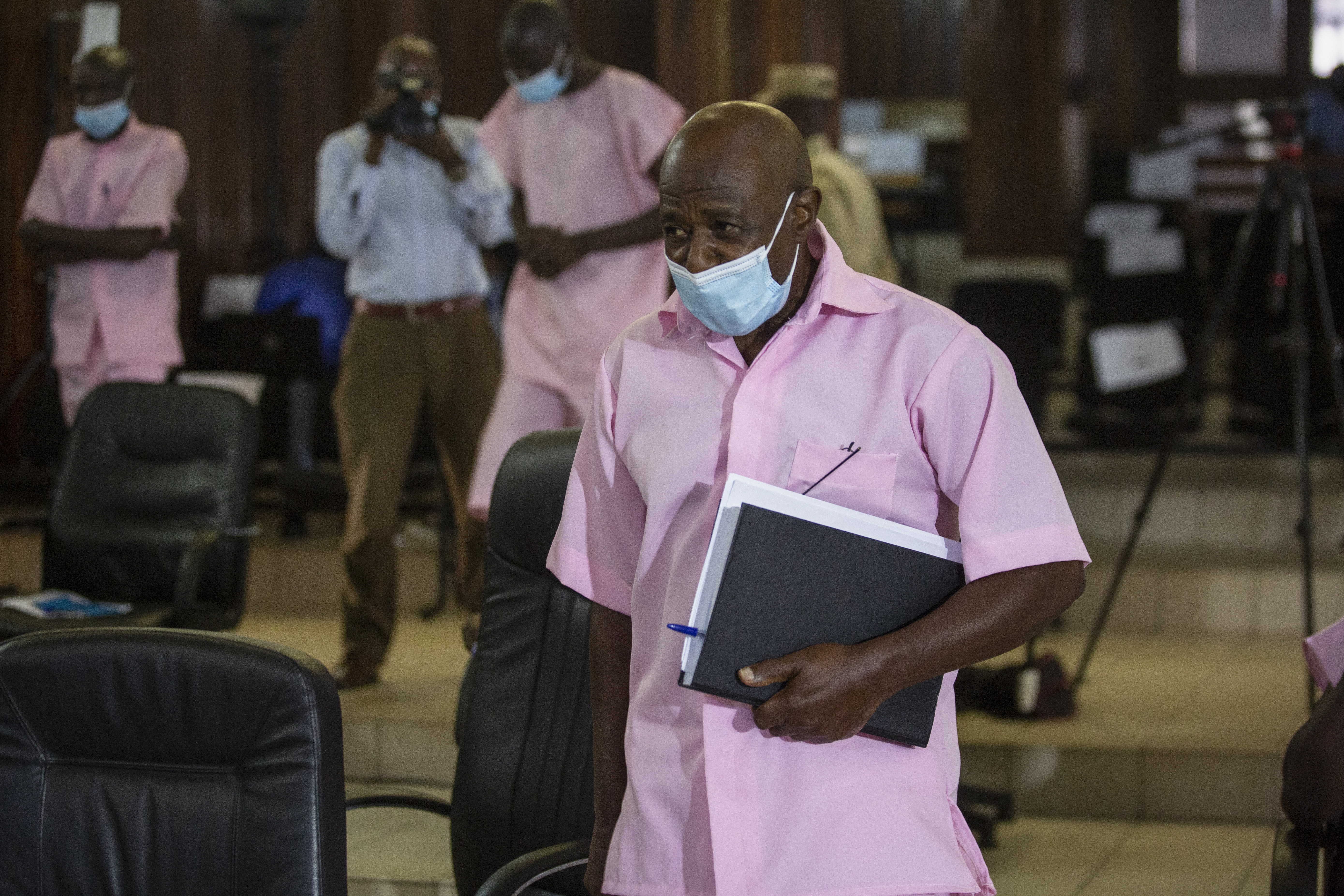 Paul Rusesabagina, quien inspiró la película "Hotel Ruanda" y se le atribuye haber salvado a más de 1.000 personas al albergarlas en el hotel que administraba durante el genocidio, asiste a una audiencia judicial en Kigali, Ruanda, el viernes 26 de febrero de 2021.  