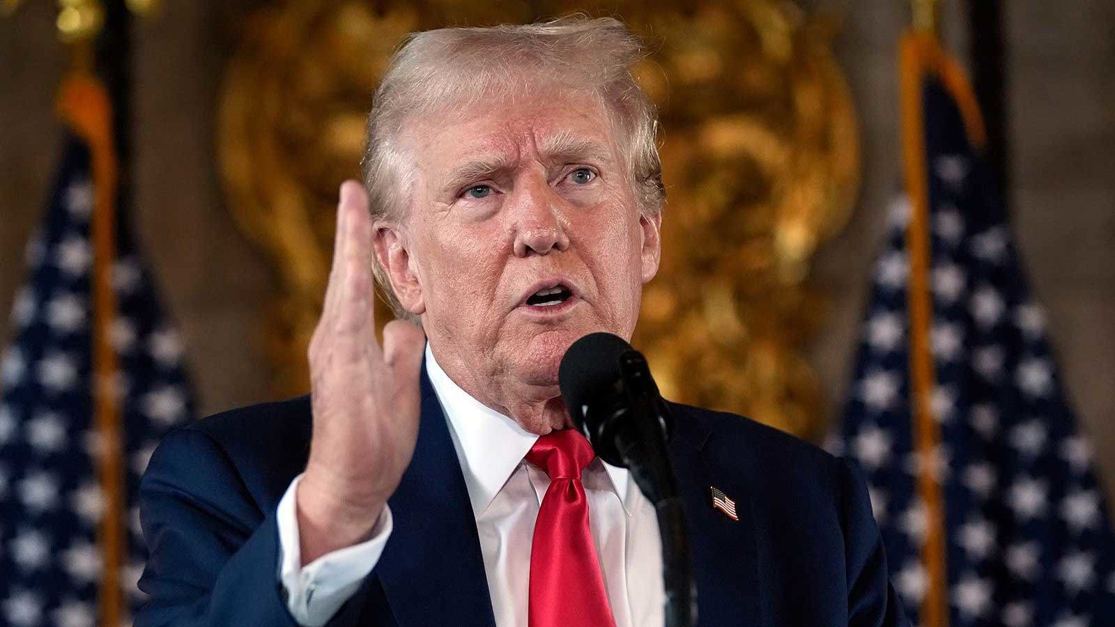 El candidato presidencial republicano, el expresidente Donald Trump, habla con periodistas durante una conferencia de prensa en su propiedad de Mar-a-Lago, el 8 de agosto de 2024, en Palm Beach, Florida.