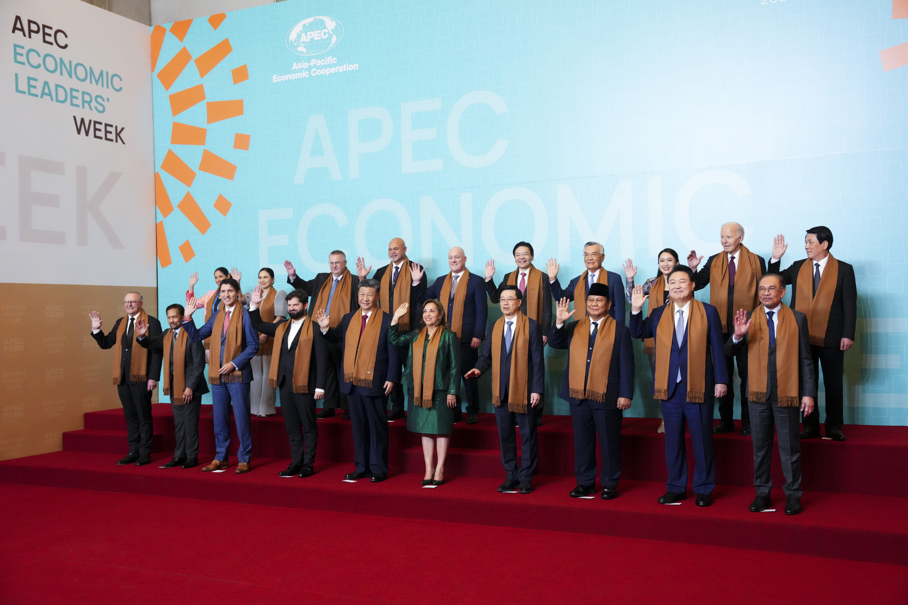 El primer ministro Justin Trudeau, tercero desde el frente a la izquierda, participa en una foto familiar durante la cumbre de APEC en Lima, Perú, el sábado 16 de noviembre de 2024. (Sean Kilpatrick/The Canadian Press vía AP)