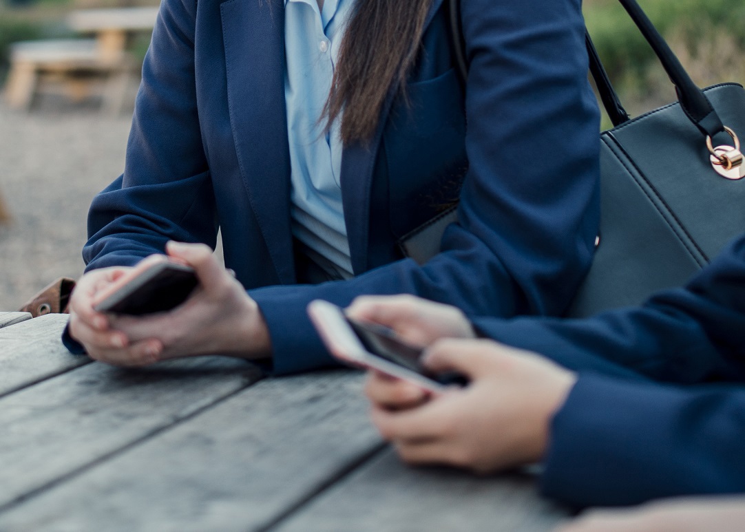 Phones, smartwatches and earbuds to be banned in every classroom in Victoria