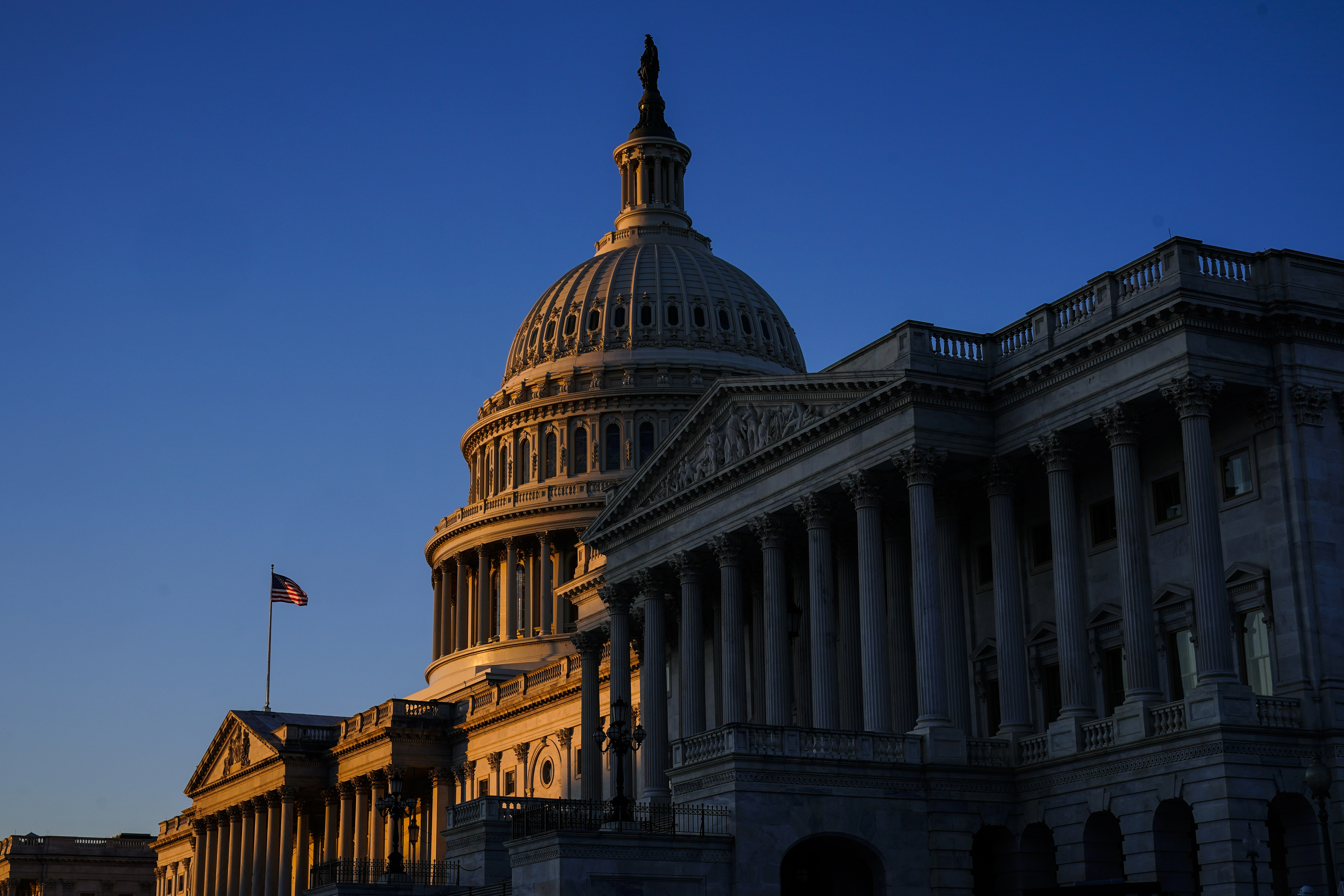 Amanecer en el Capitolio de los Estados Unidos, lunes de diciembre.  El 19 de enero de 2022, mientras el comité selecto de la Cámara que investiga el ataque del 6 de enero al Capitolio de los EE. UU. se prepara para celebrar su reunión final.
