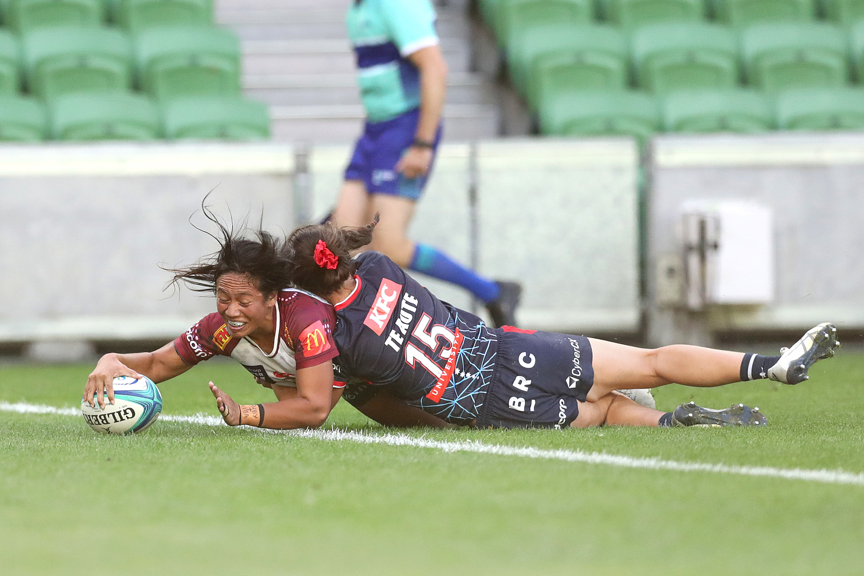 Cecilia Smith of the Reds scores a try.