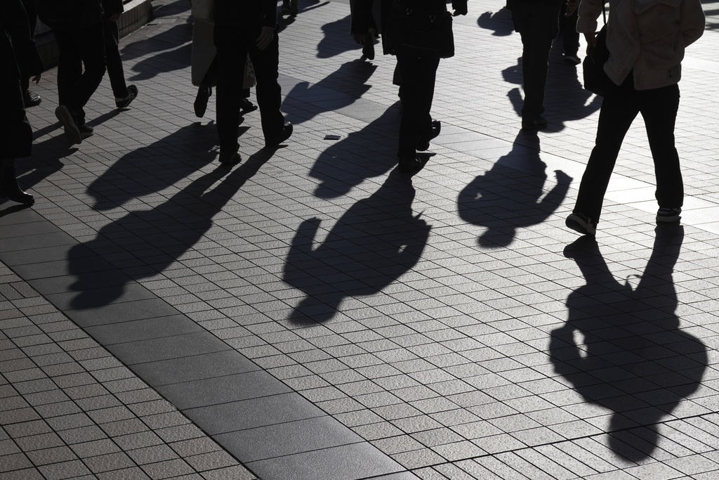 Los viajeros caminan por un pasillo durante la hora pico en la estación Shinagawa el miércoles 14 de febrero de 2024 en Tokio.  Japón ha caído a la cuarta economía más grande del mundo, ya que los datos gubernamentales publicados el jueves 15 de febrero mostraron que su tamaño se quedó atrás del de Alemania en 2023. (Foto AP/Eugene Hoshiko)