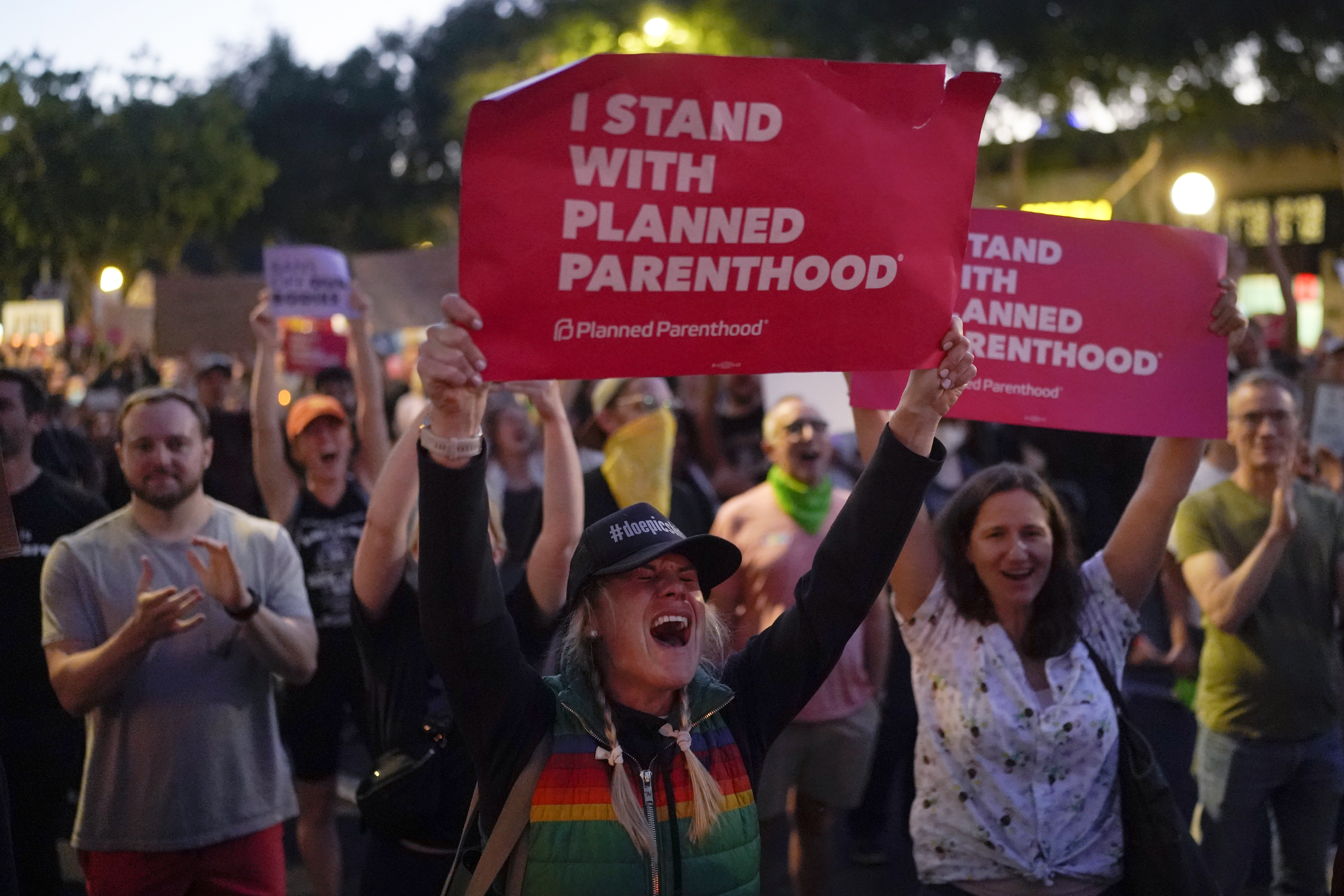 El gobernador de Dakota del Sur defiende la prohibición estatal de 'activar' el aborto