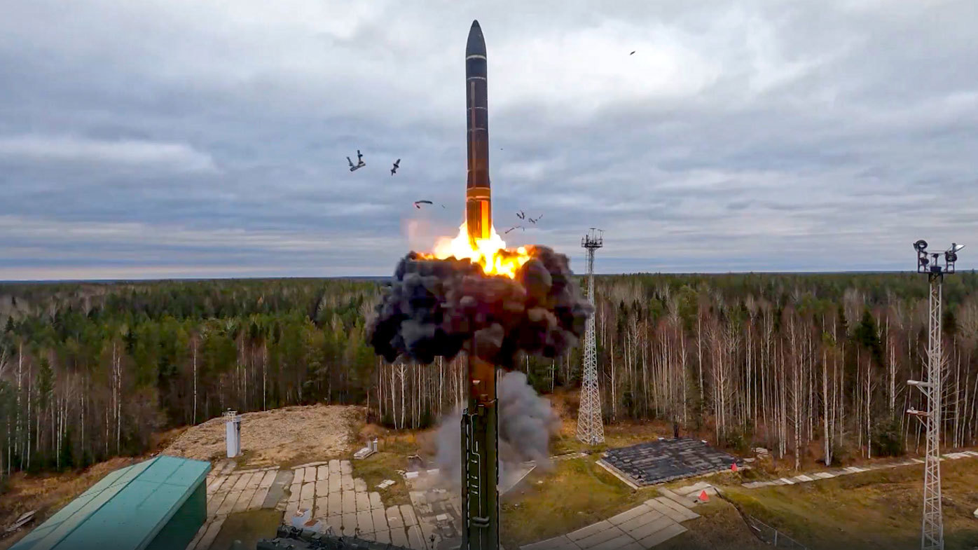 Un misil balístico intercontinental Yars se prueba como parte de los ejercicios nucleares de Rusia desde un sitio de lanzamiento en Plesetsk, al noroeste de Rusia.