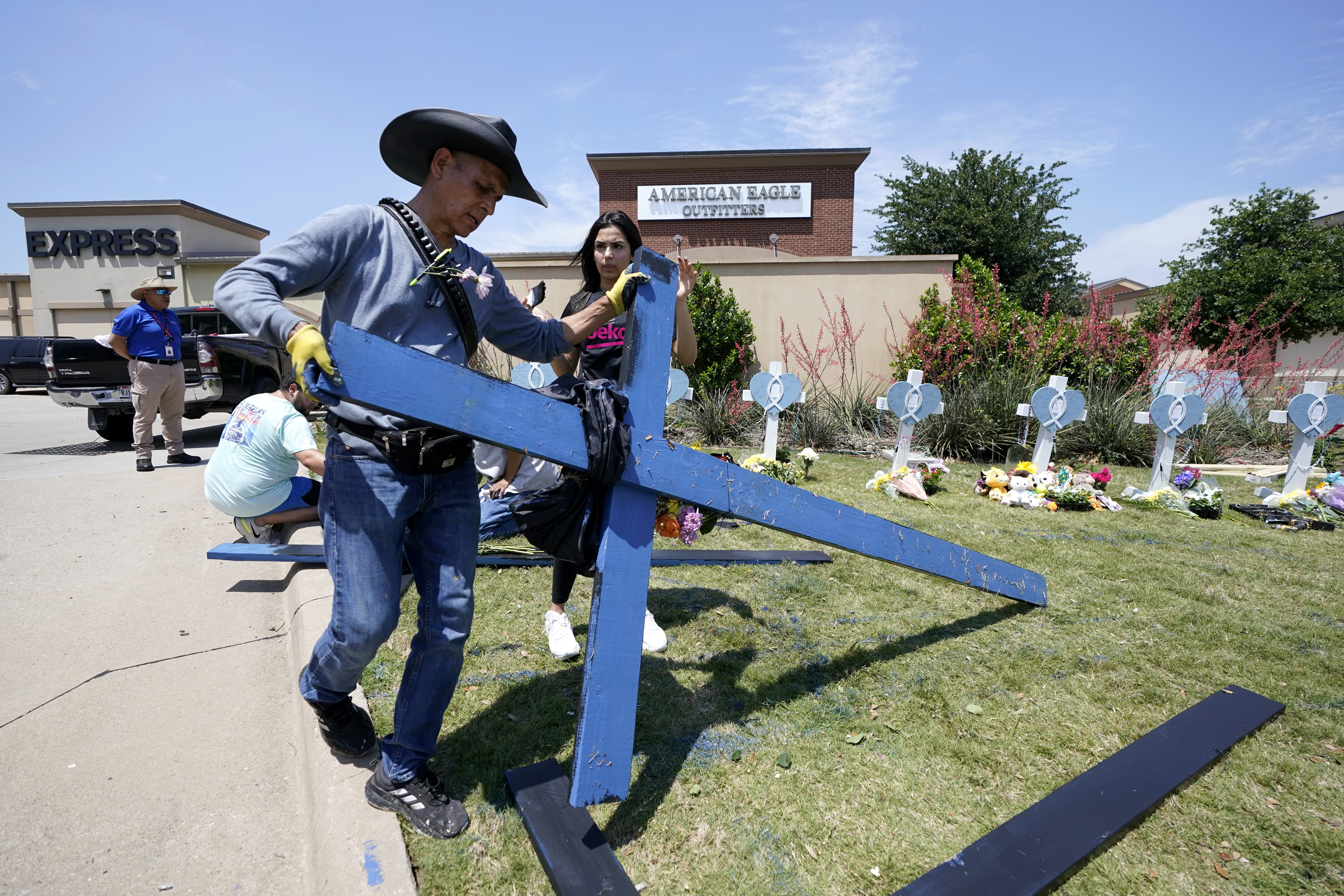 Audio policial muestra caos durante masacre en centro comercial de Texas