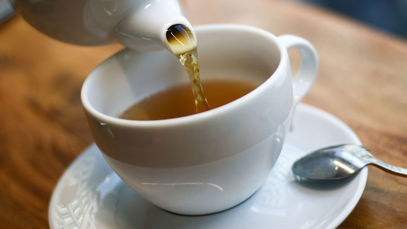 Un científico estadounidense ha provocado problemas al aportar su opinión sobre la mejor forma de preparar té.