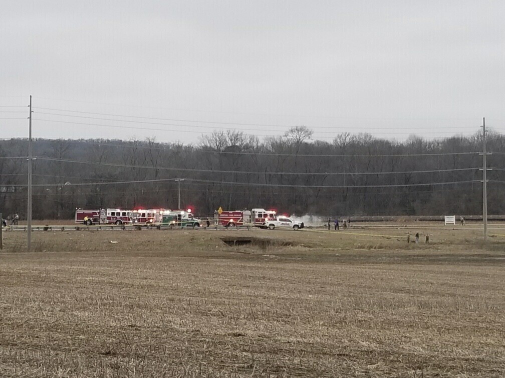 La policía y el personal de bomberos responden al accidente de un helicóptero Black Hawk el miércoles 15 de febrero de 2023 en la comunidad no incorporada de Harvest, Alabama. Funcionarios militares estadounidenses dicen que dos personas a bordo del helicóptero, que pertenecía a la Guardia Nacional de Tennessee, murieron. 