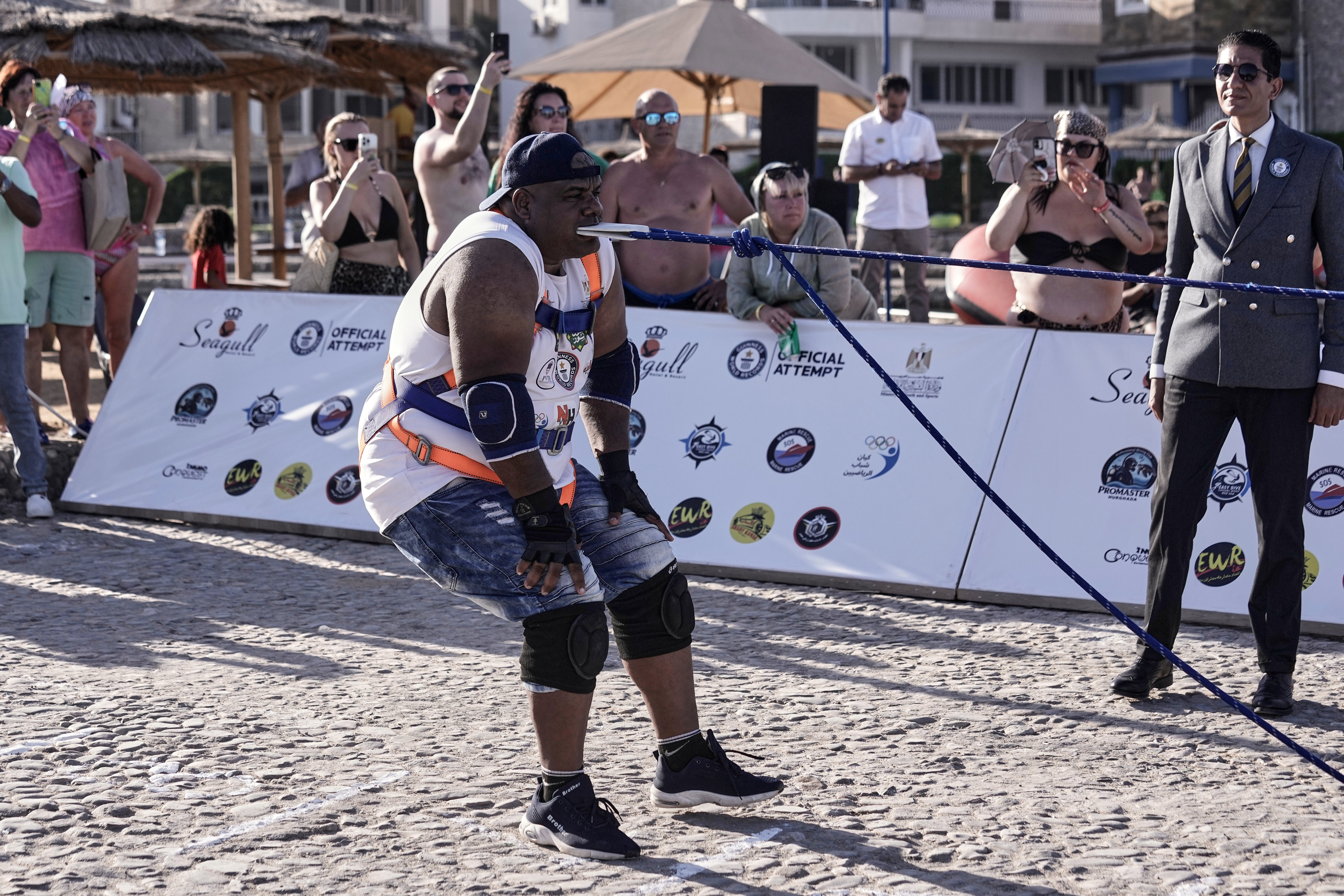 Egyptian wrestler pulls 700-ton ship with his teeth 