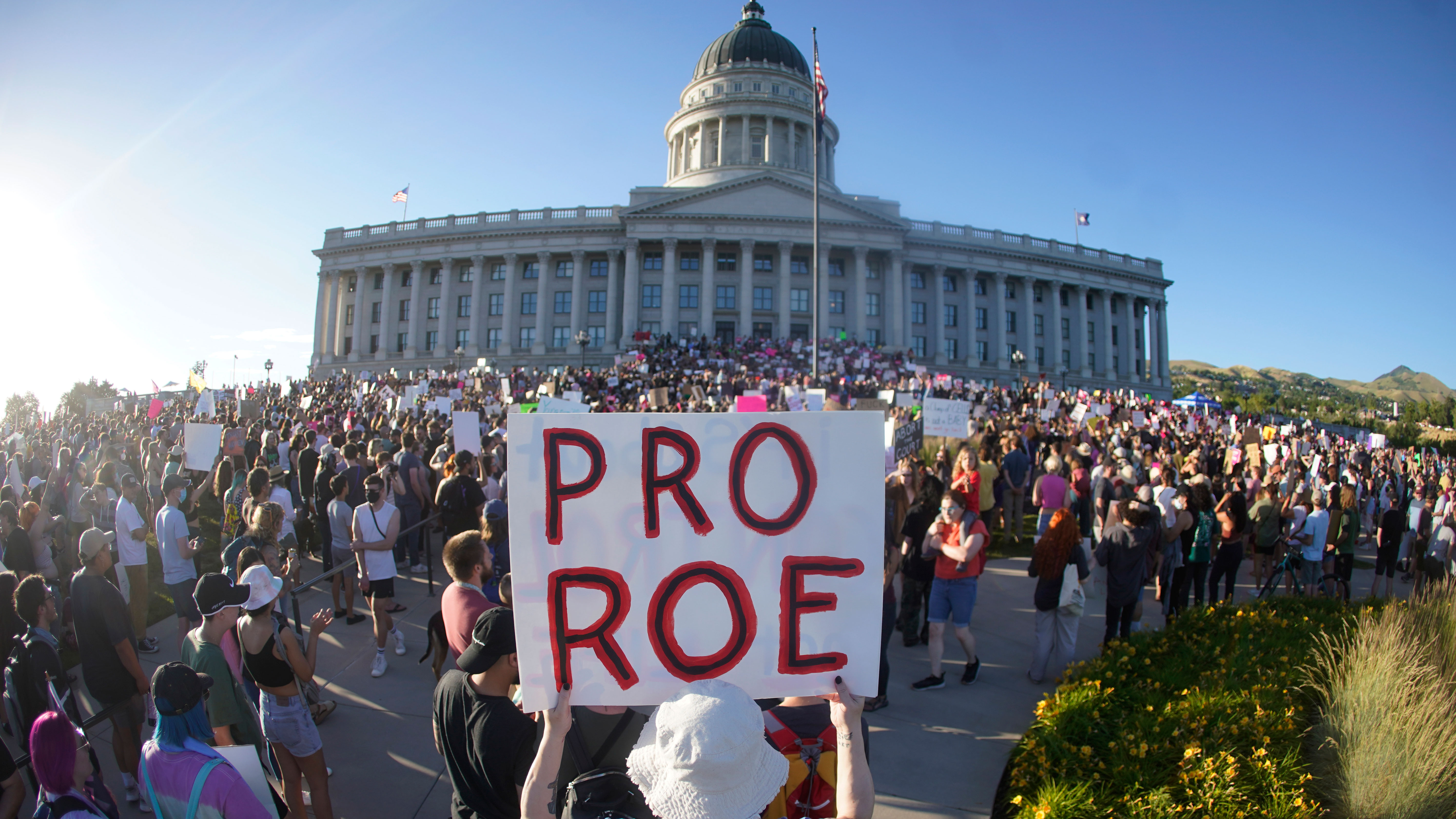 La gente asiste a una protesta por el derecho al aborto en el Capitolio del Estado de Utah en Salt Lake City después de que la Corte Suprema anuló Roe v. Wade.