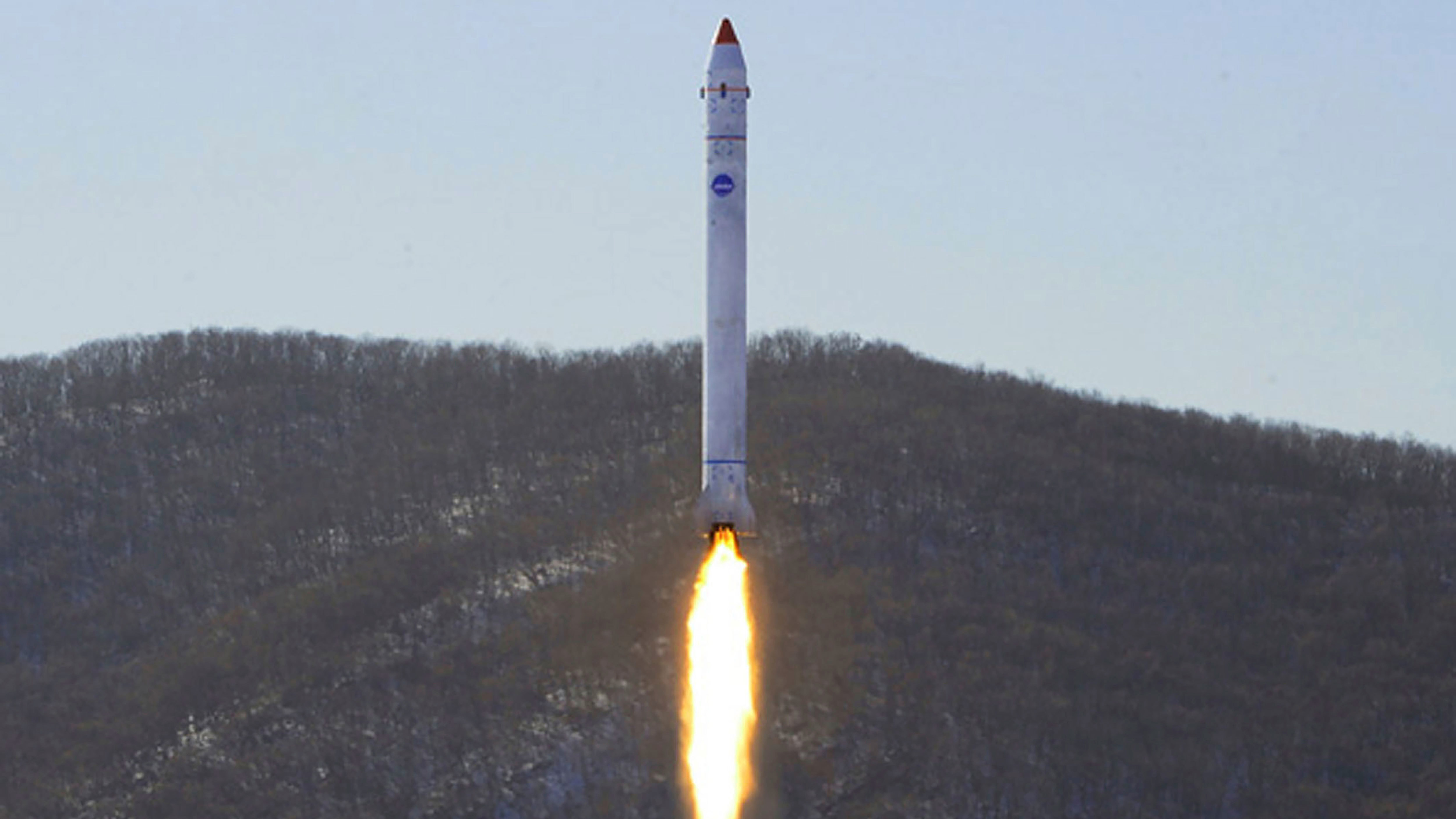 Esta foto proporcionada por el gobierno de Corea del Norte muestra lo que dice una prueba de un cohete con el satélite de prueba en el campo de lanzamiento de satélites Sohae en Corea del Norte el domingo 18 de diciembre de 2022.