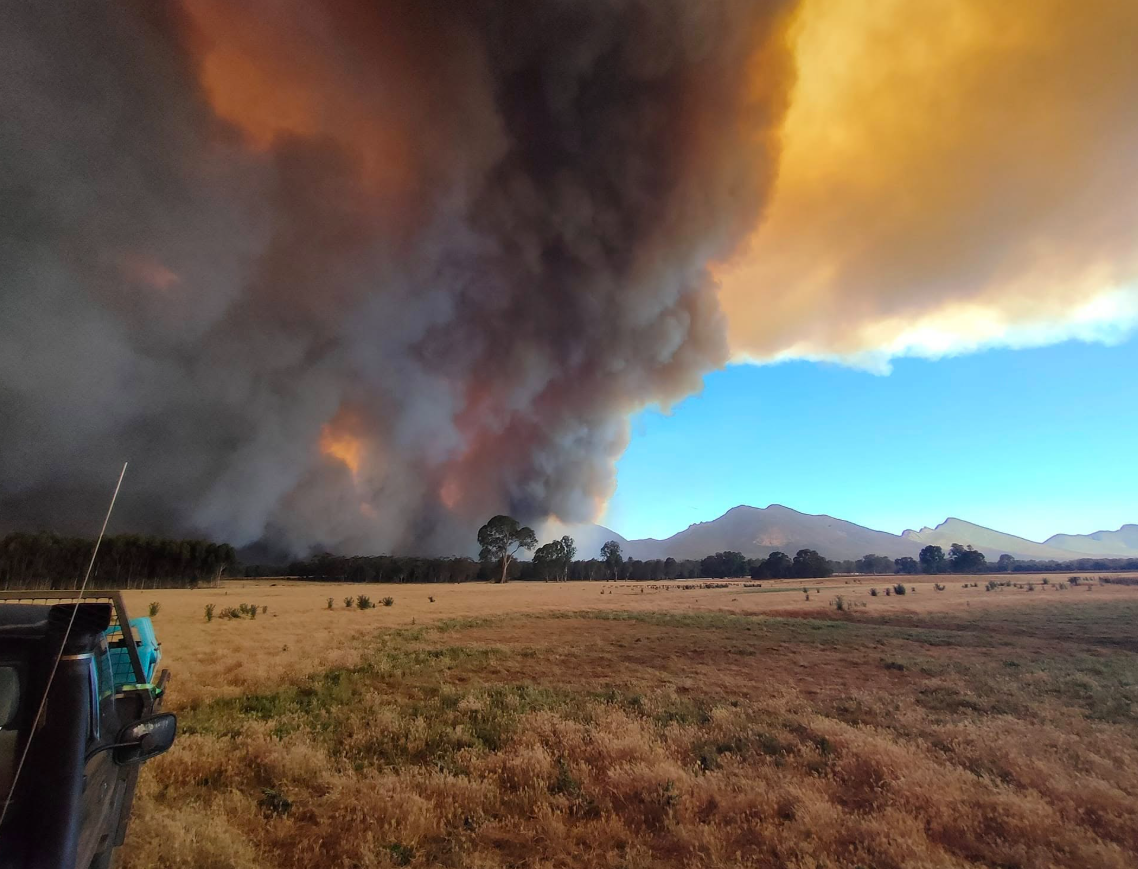 'Prepare to leave': Warning conditions can change as Grampians bushfire grows