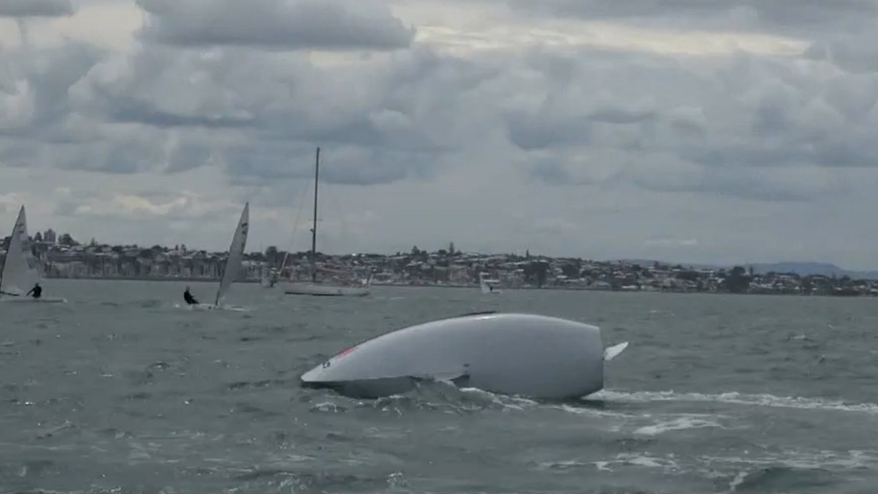 The vessel tipped over and Visser became unconscious.