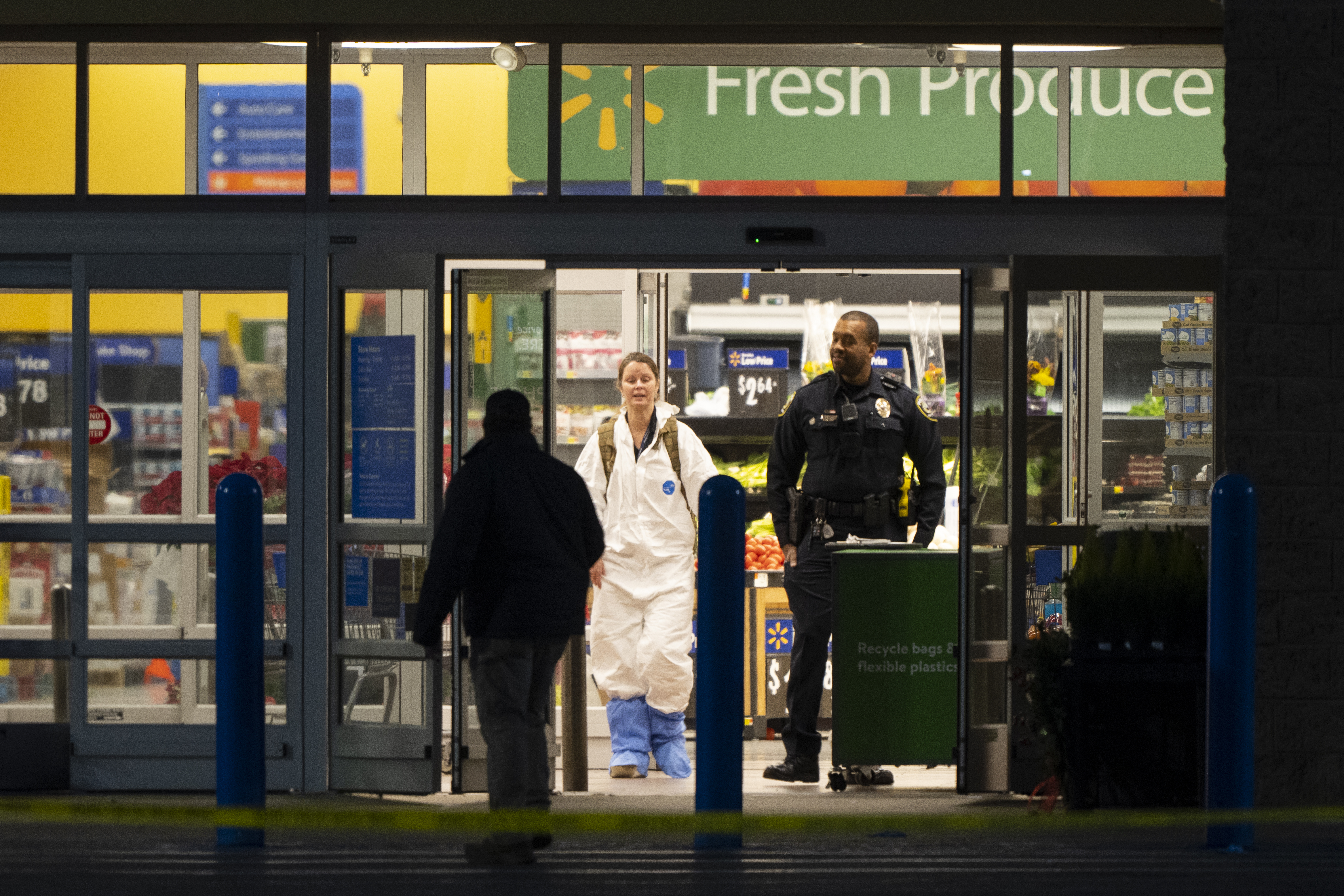 Un investigador policial usa una cubierta protectora mientras trabaja en la escena de un tiroteo masivo en un Walmart, el miércoles 23 de noviembre de 2022, en Chesapeake, Virginia.
