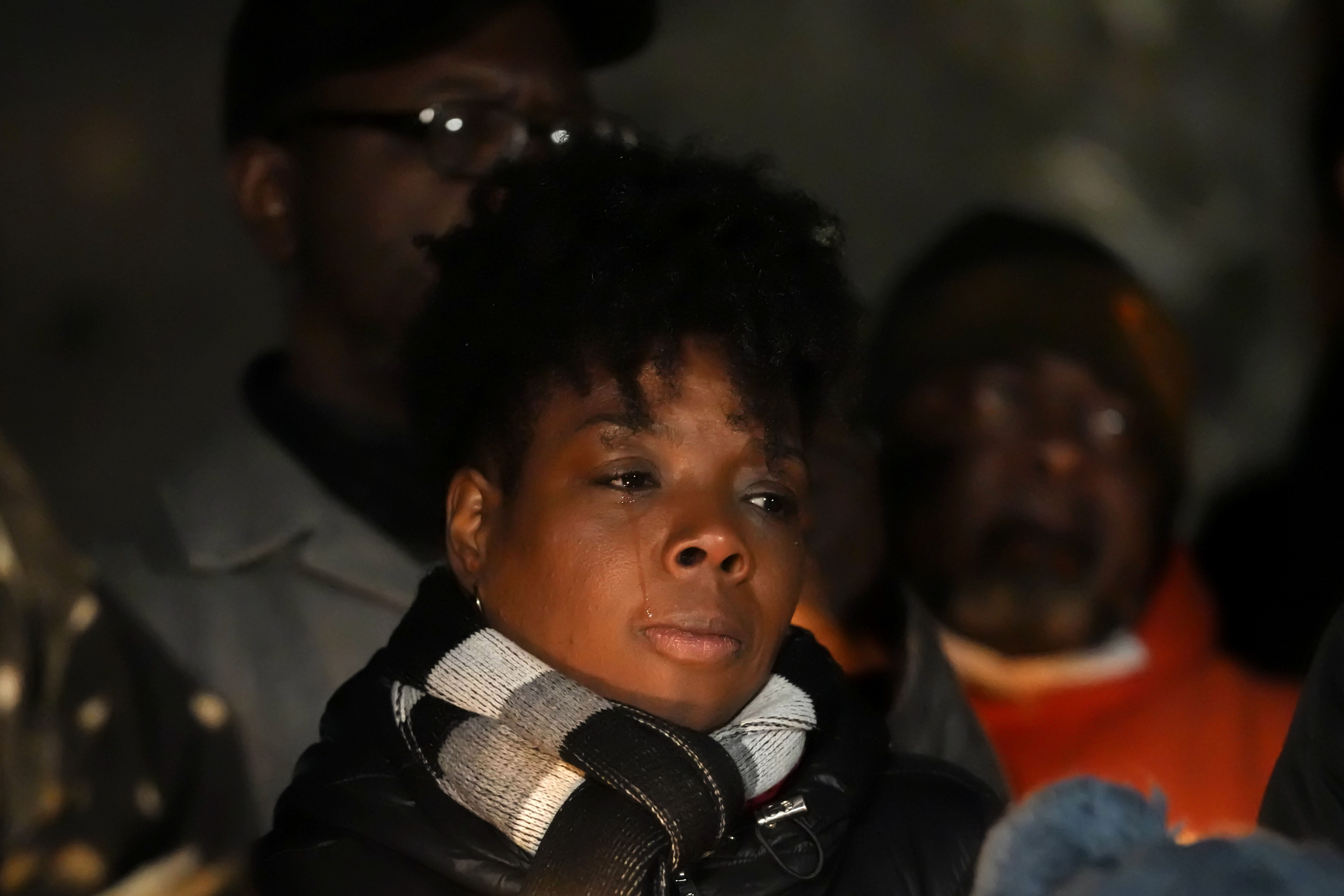 Una mujer llora durante una vigilia con velas por Tire Nichols, quien murió después de ser golpeado por agentes de policía de Memphis, en Memphis, Tennessee, el jueves 26 de enero de 2023. 