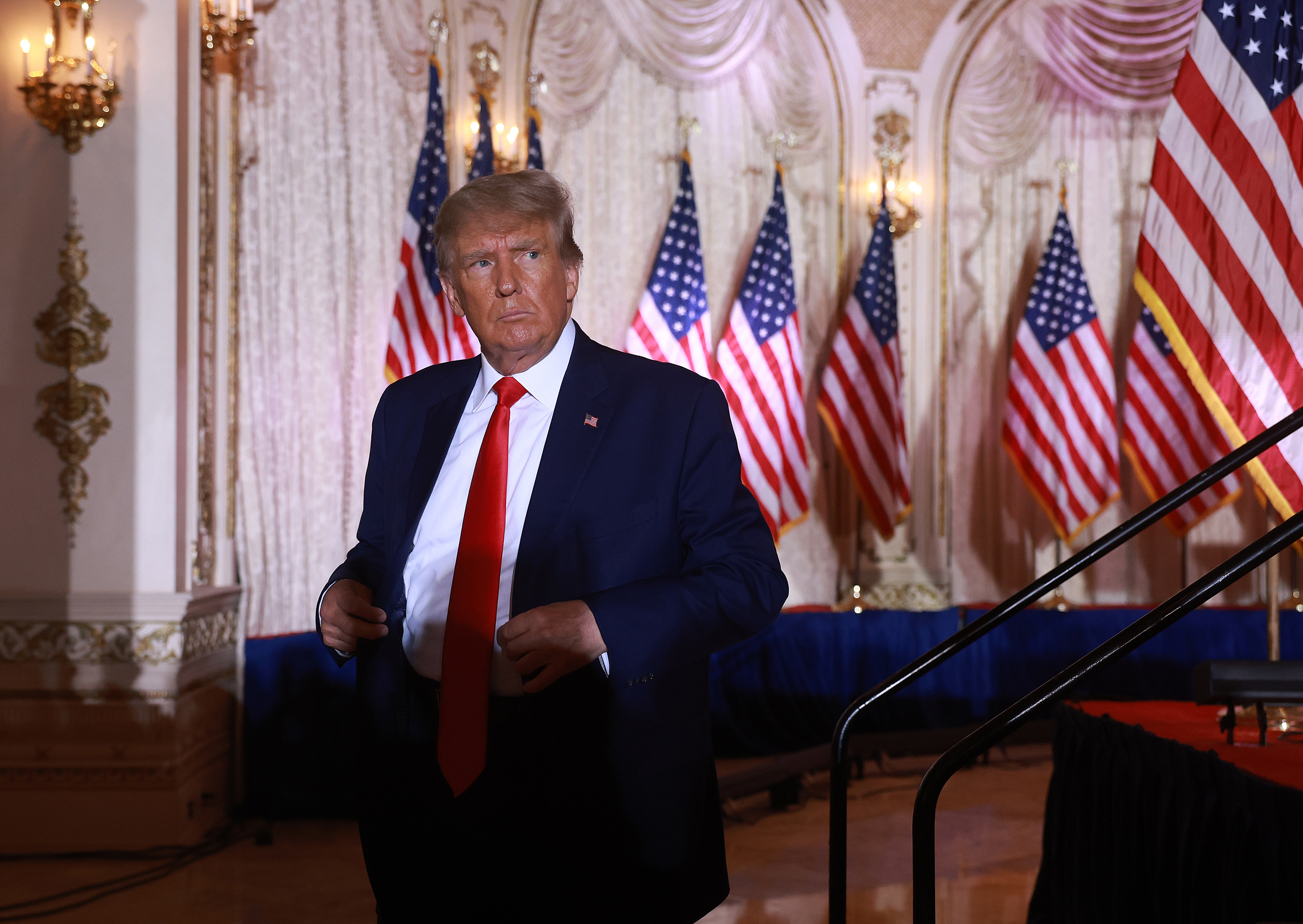 El expresidente de los Estados Unidos, Donald Trump, abandona el escenario después de hablar durante un evento en su casa de Mar-a-Lago el 15 de noviembre de 2022 en Palm Beach, Florida.