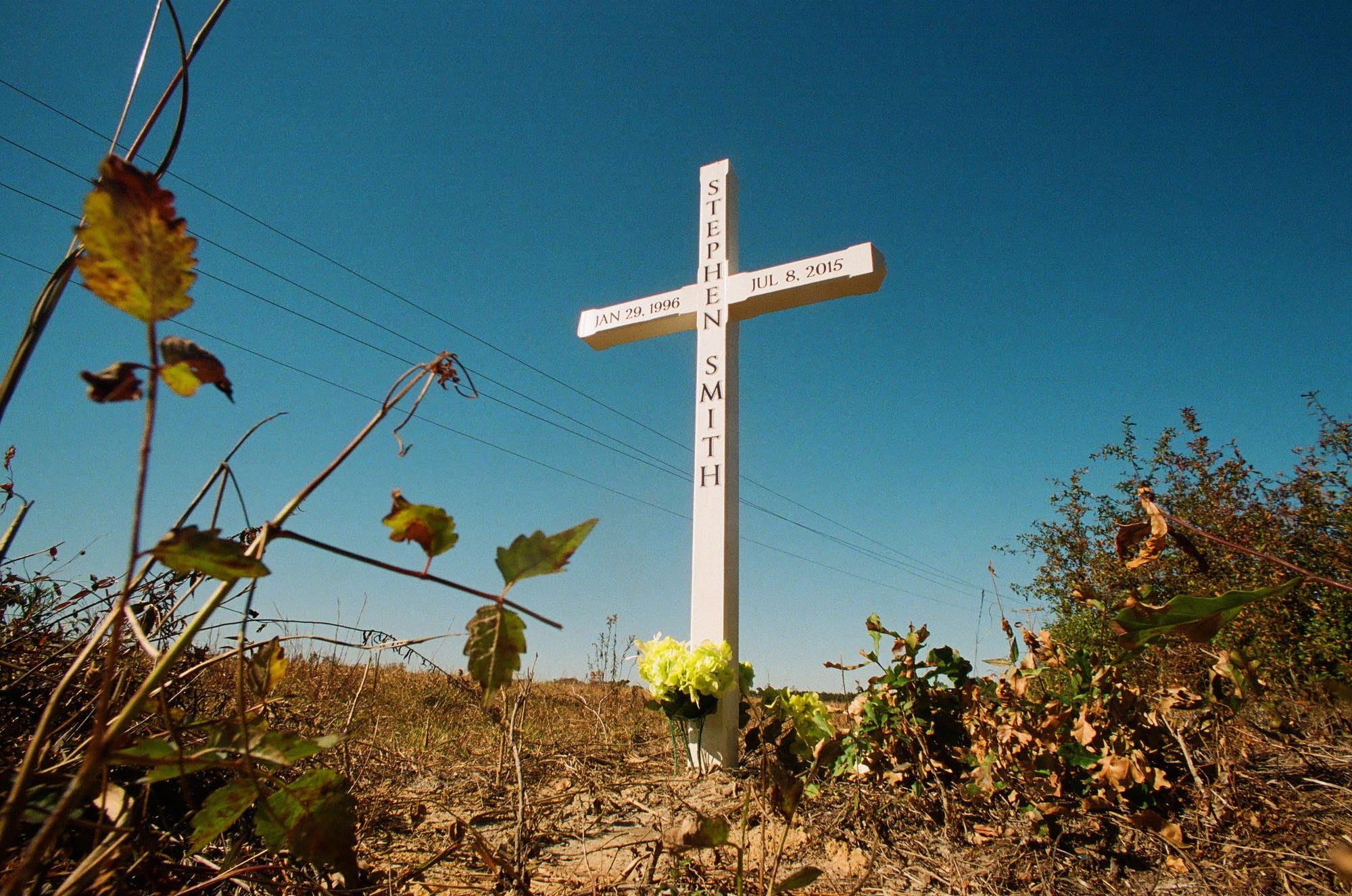 Una cruz de madera al borde de la carretera marca el lugar donde se encontró el cuerpo de Stephen Smith en Sandy Run Road en la zona rural del condado de Hampton, Carolina del Sur.