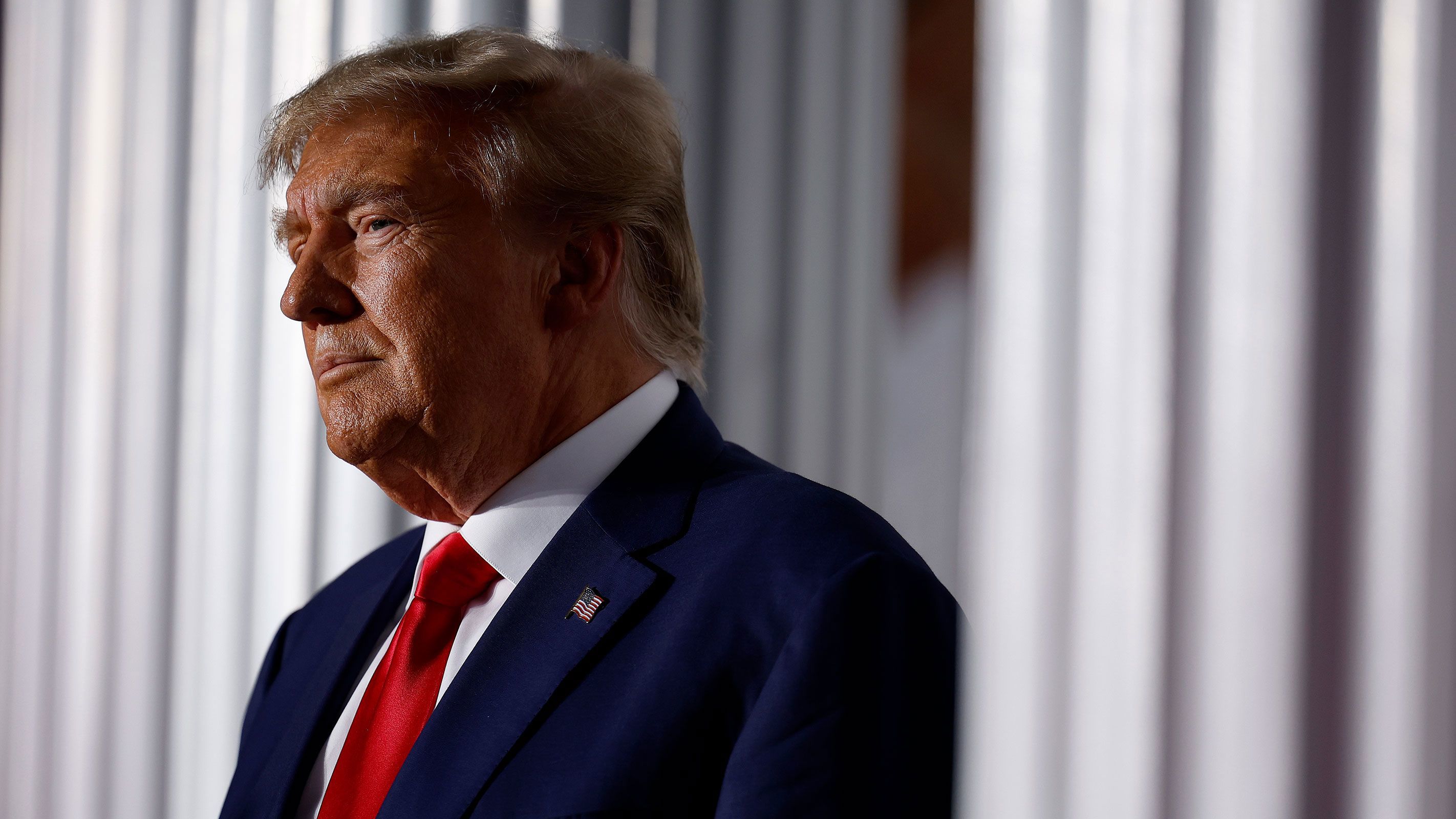 El expresidente Donald Trump se prepara para hablar en el Trump National Golf Club el 13 de junio en Bedminster, Nueva Jersey.