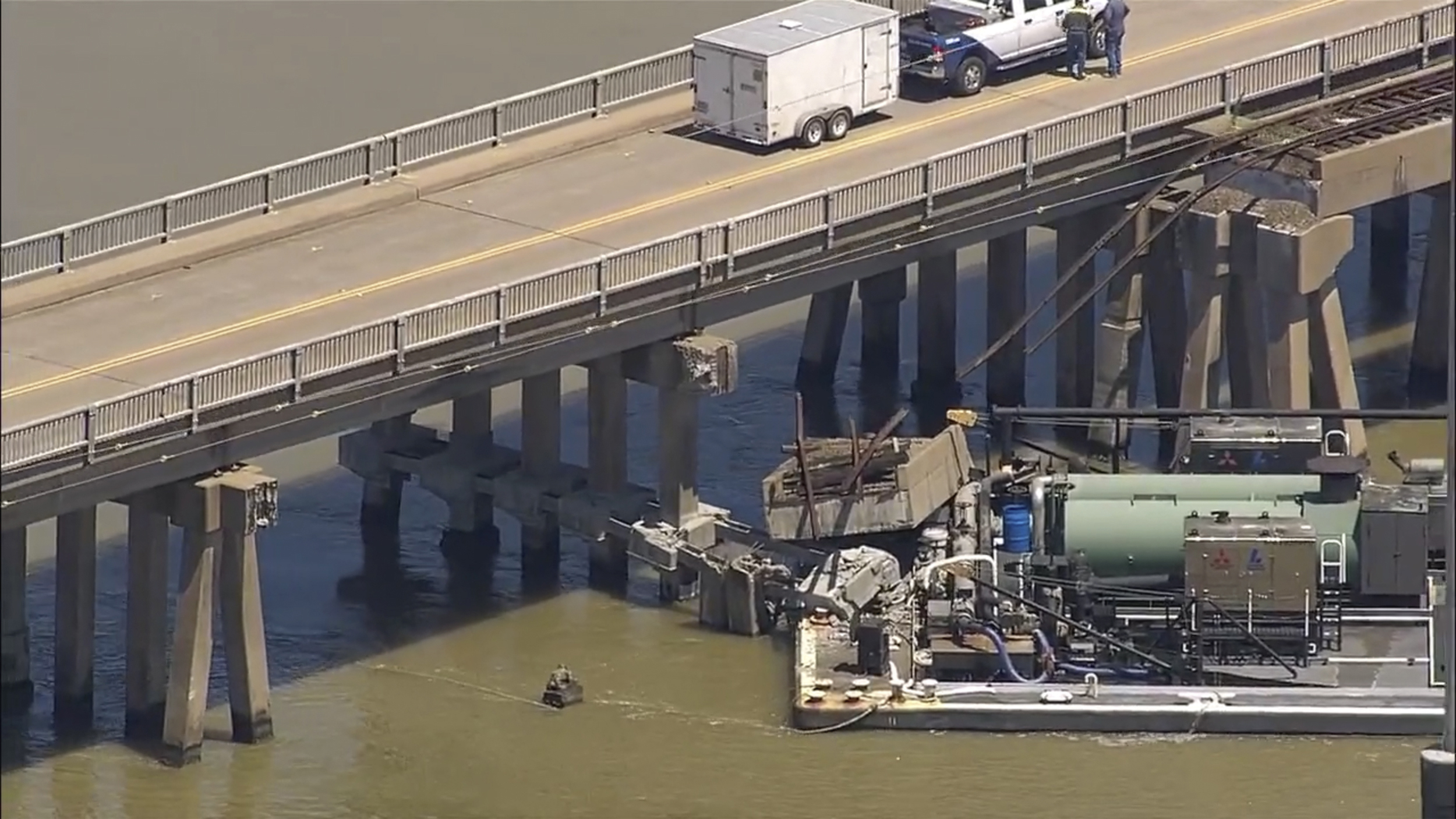 La huelga de un barco provoca un derrame de petróleo y el colapso parcial de un puente en Texas