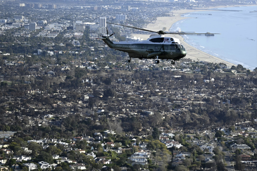 Marine One, con el presidente Donald Trump a bordo, vuela por encima de la devastación causada por incendios forestales, en áreas de Los Ángeles, viernes 24 de enero de 2025. (Mandel Ngan/Pool a través de AP)