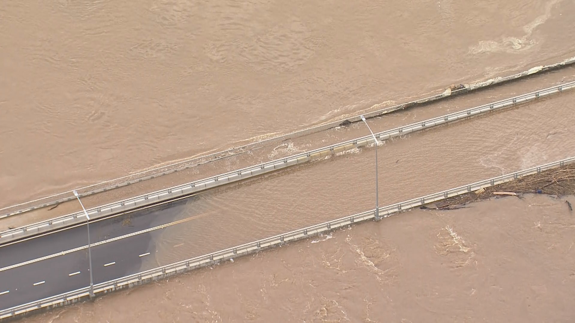 The Hawkesbury River is filling up with floodwaters that have overtaken the Windsor Bridge in Sydney's north-west. 