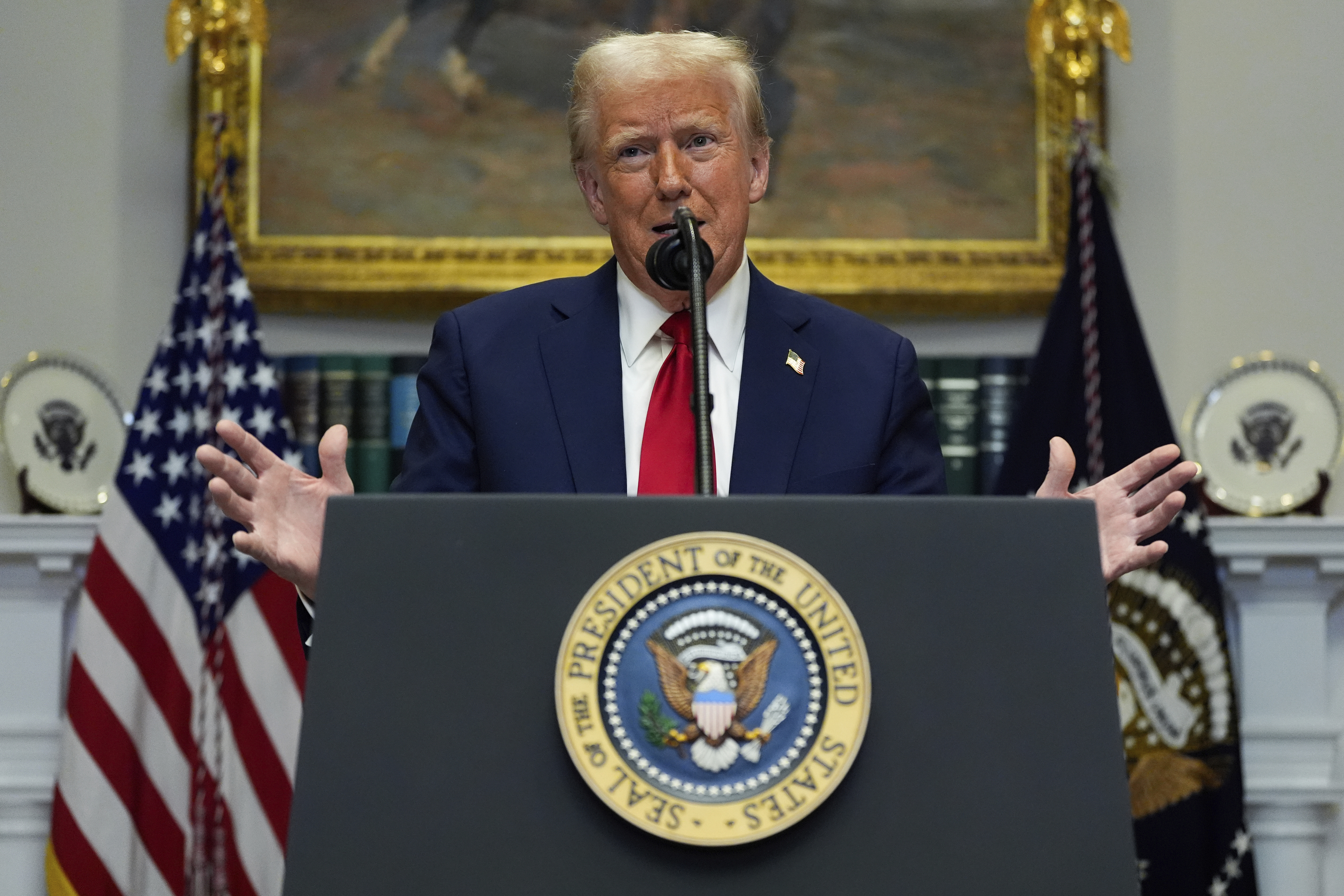 El presidente Donald Trump habla en la Sala Roosevelt de la Casa Blanca, el martes 21 de enero de 2025, en Washington. (Foto AP/Julia Demaree Nikhinson)