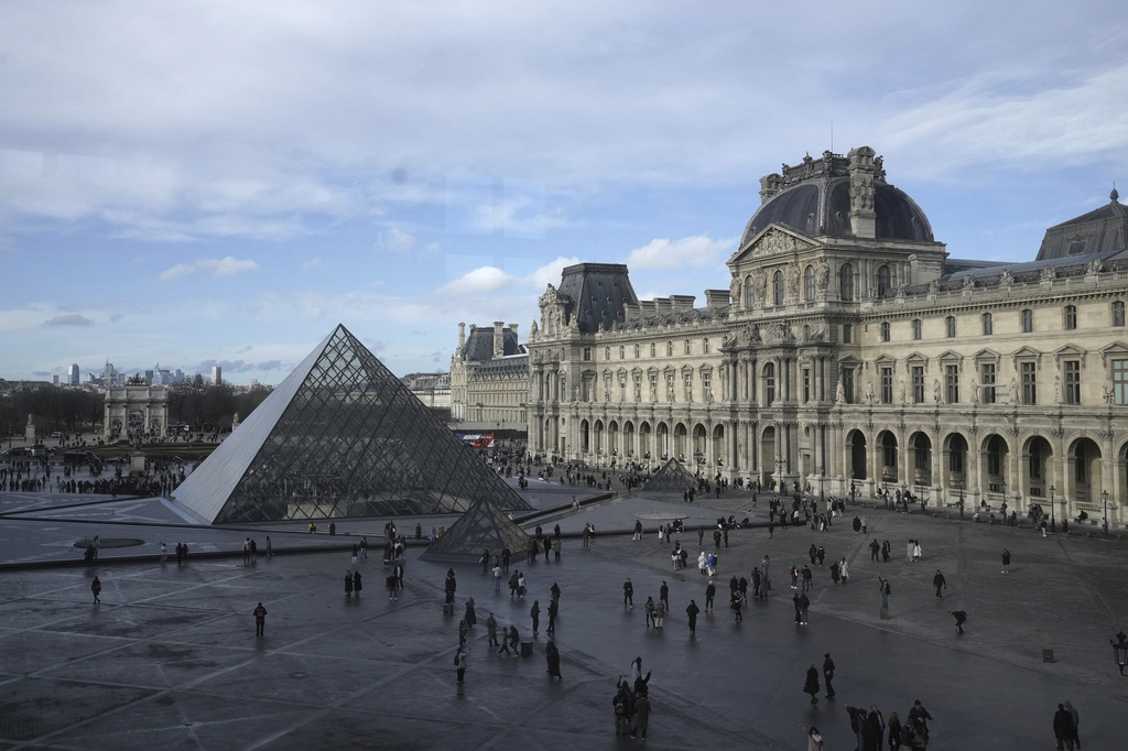 Louvre Museum closed for ‘exceptional reasons’ after robbery 