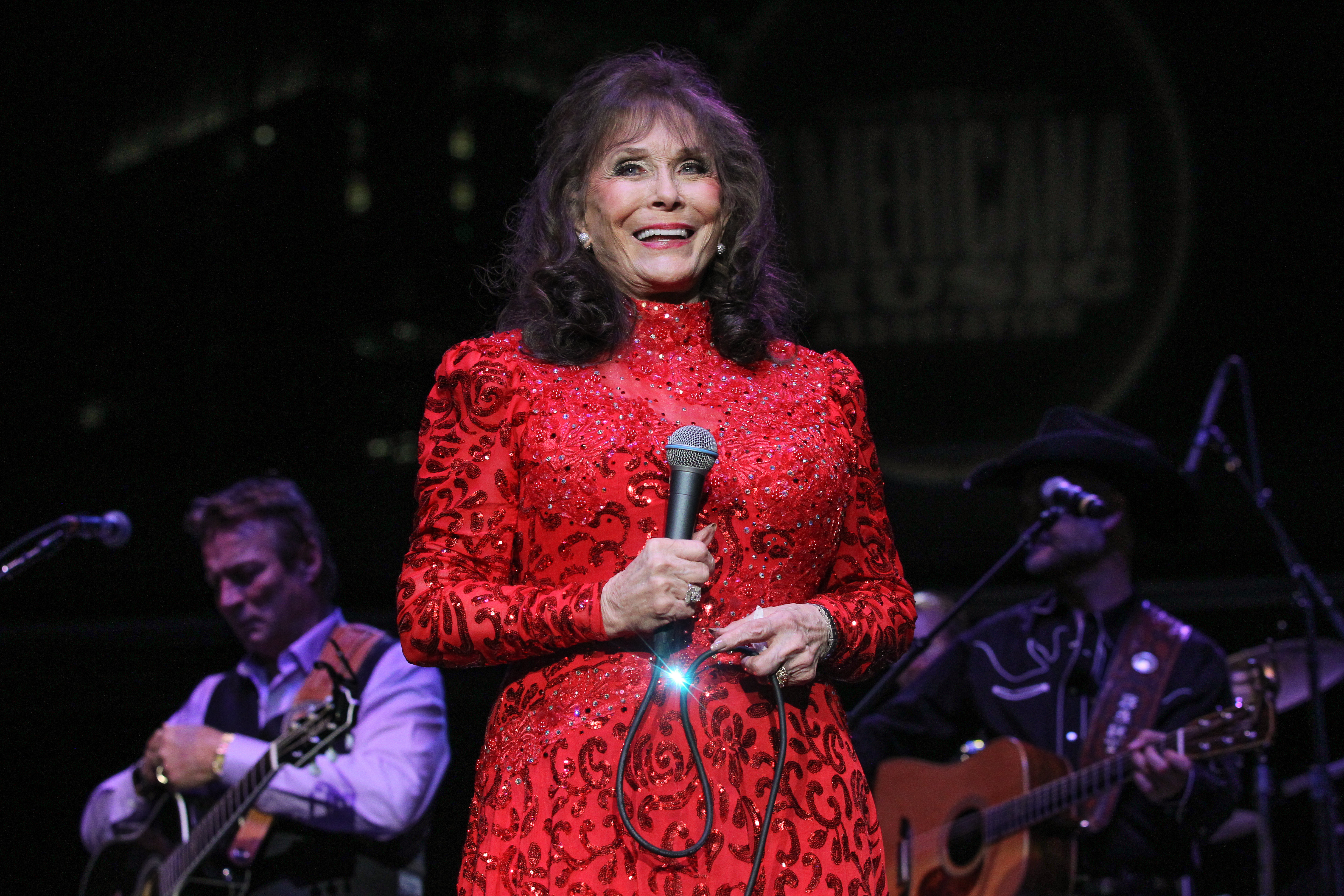 Loretta Lynn se presenta durante el 16º Festival y Conferencia Anual de Música Americana en el Anfiteatro Ascend el 19 de septiembre de 2015 en Nashville, Tennessee.  