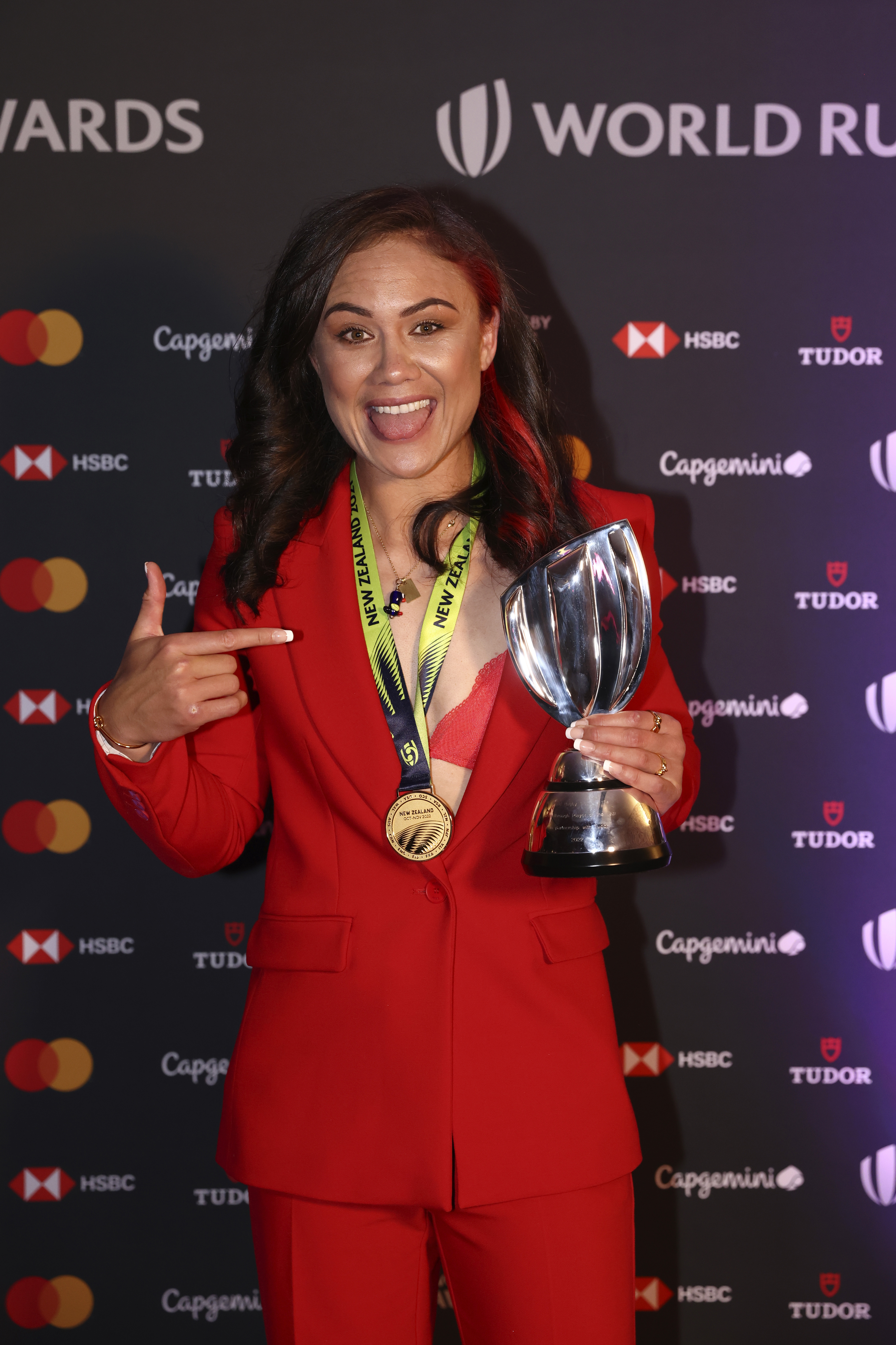Ruby Tui a offert une deuxième médaille de Coupe du monde après avoir donné l’original à un fan