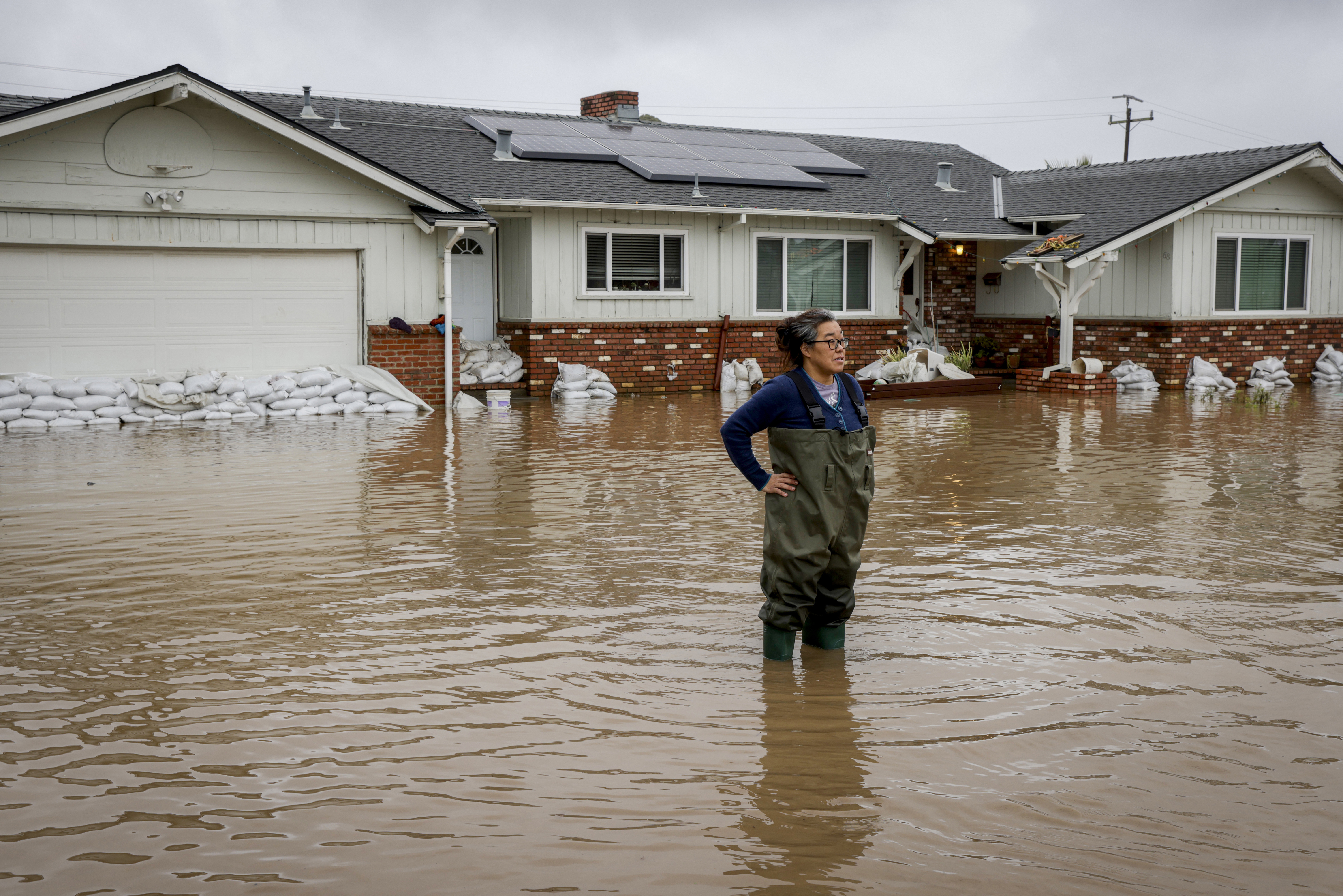 El número de muertos aumenta a 14 en las inundaciones de California después de que la caída de los árboles mata