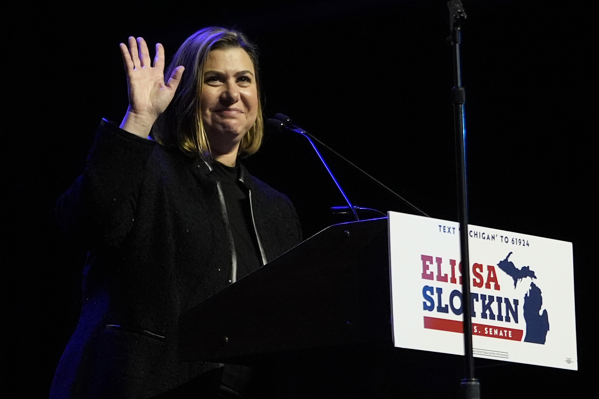 La candidata demócrata al Senado de Michigan, la representante Elissa Slotkin, habla durante una fiesta de vigilancia nocturna de las elecciones, el miércoles 6 de noviembre de 2024, en Detroit.