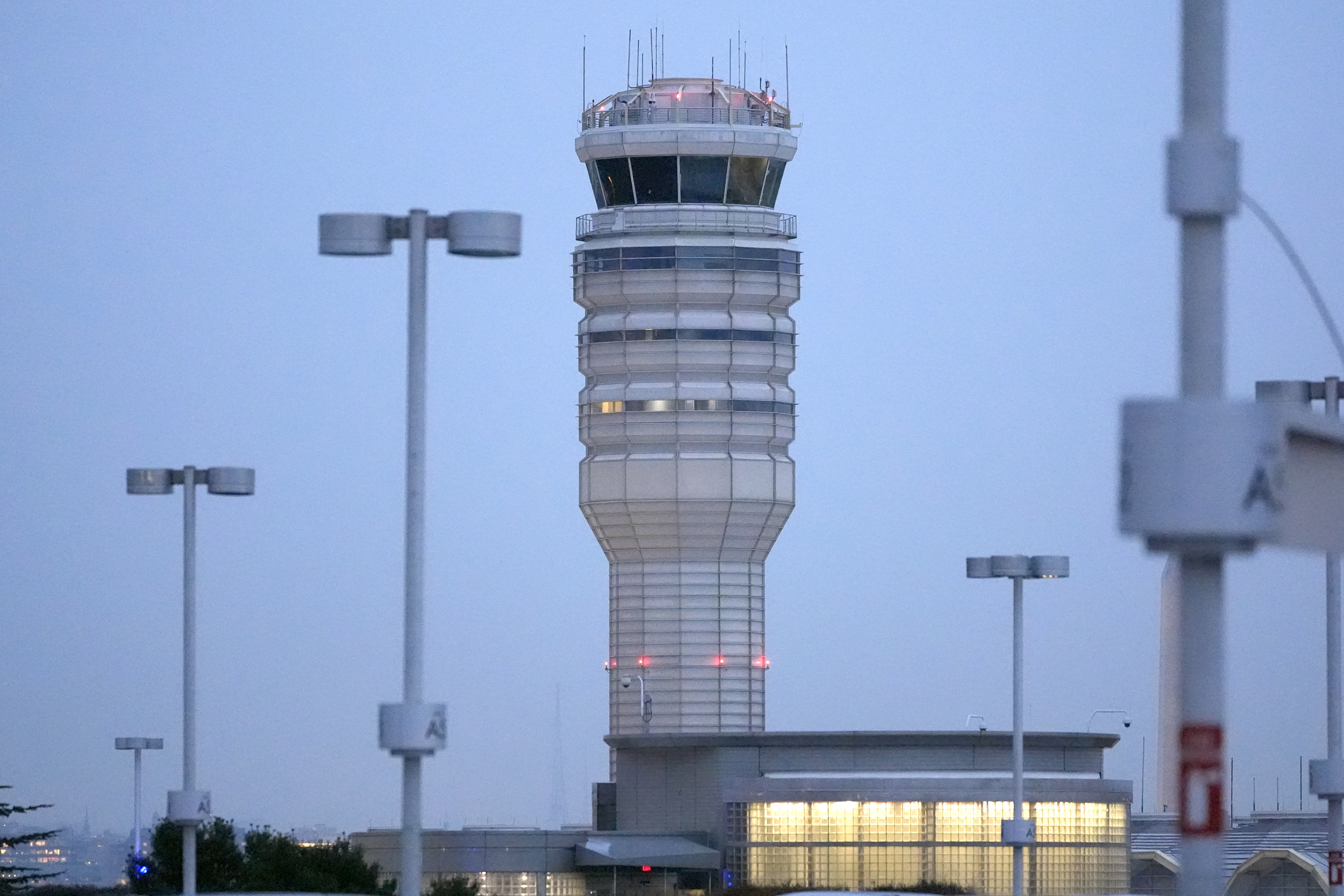 La torre de control de tráfico aéreo en el Aeropuerto Nacional Ronald Reagan Washington está en la foto, el viernes 31 de enero de 2025, en Arlington, Virginia, cerca de los restos de una colisión en el aire entre un helicóptero de halcón negro y un avión de aerolíneas estadounidenses en el Potomac en el Potomac Río. (AP Photo/Alex Brandon)