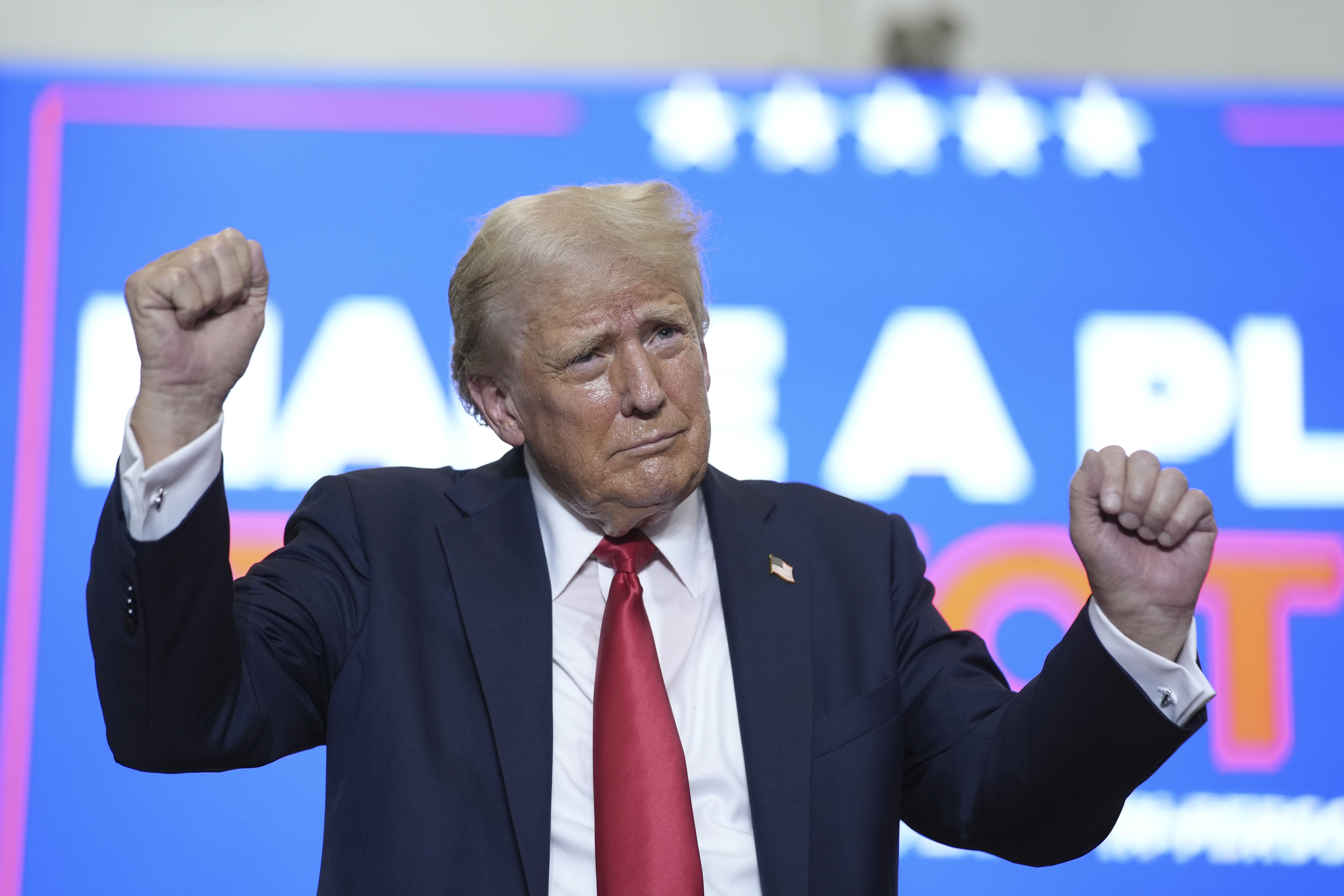 Trump baila mientras concluye el mitin de campaña en St Cloud, Minnesota.