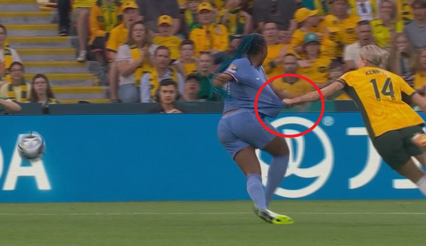 Alanna Kennedy holds the shit of French player Kadidiatou Diani.