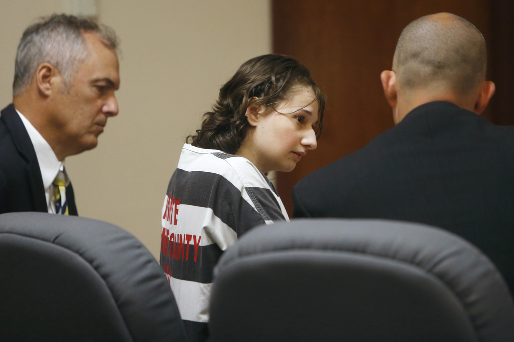 Gypsy Rose Blanchard habla con su abogado Mike Stanfield, a la derecha, y Clate Baker antes de su comparecencia ante el tribunal, el 5 de julio de 2016, en Springfield, Missouri.  