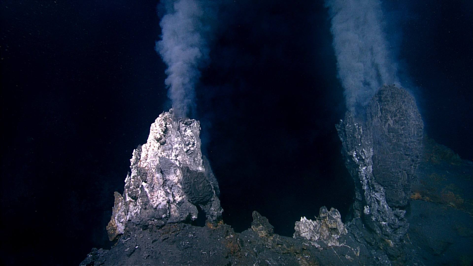 The ancient underwater volcano once believed to be extinct was found to be active, with pumping hydrothermal vents. 