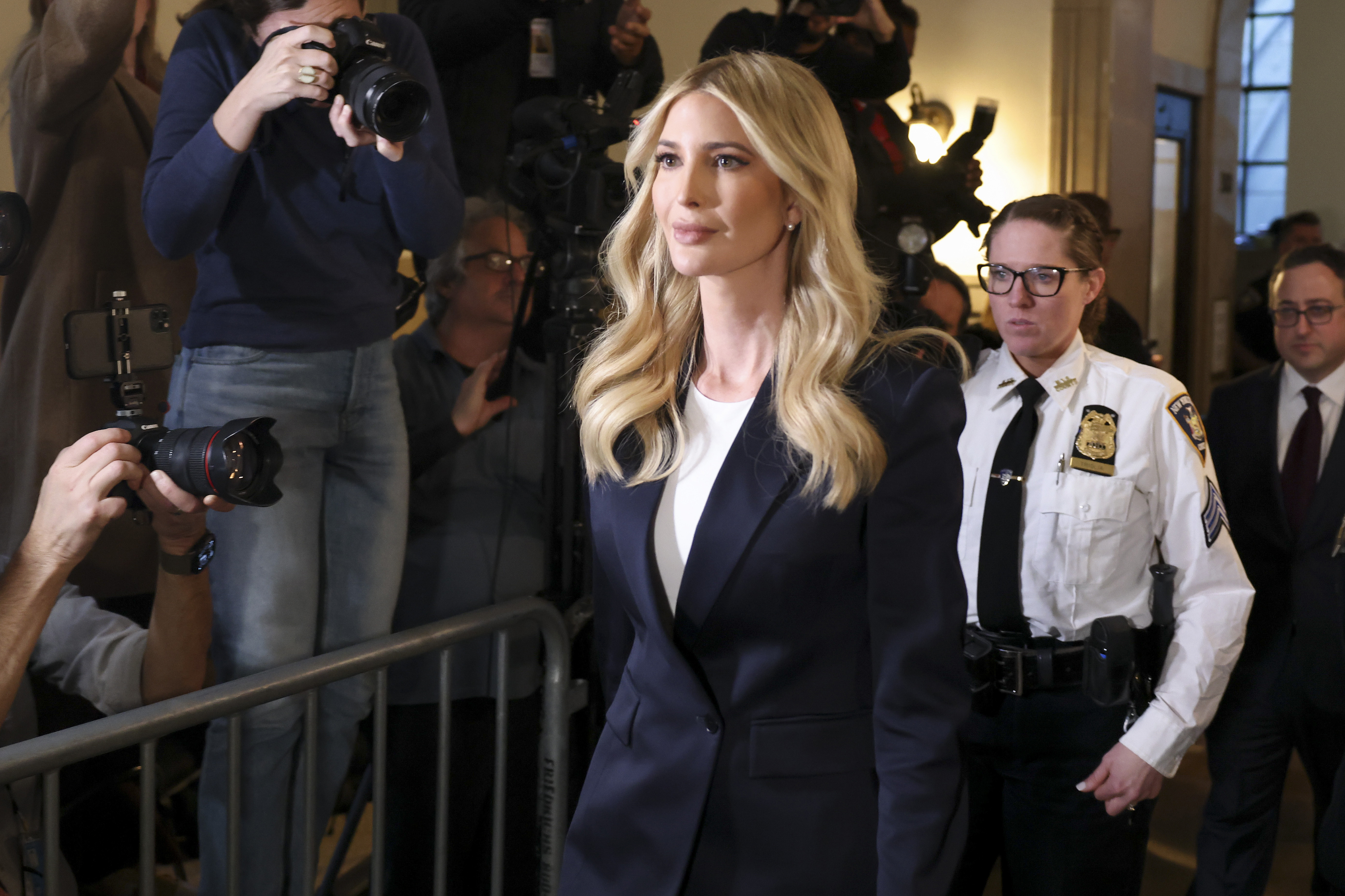 Ivanka comparece ante el tribunal en el juicio por fraude a Donald Trump