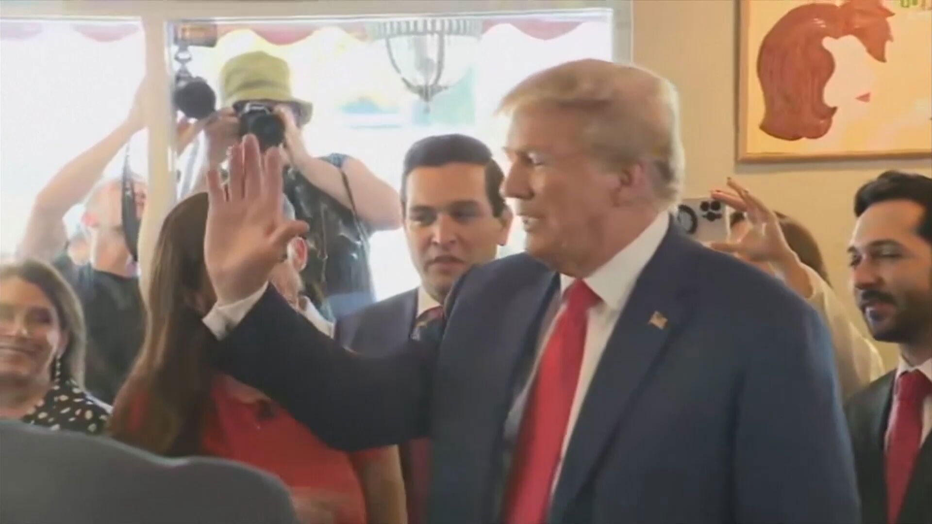 Donald Trump se mezcla con simpatizantes en Miami "pequeña habana" después de una comparecencia ante el tribunal.
