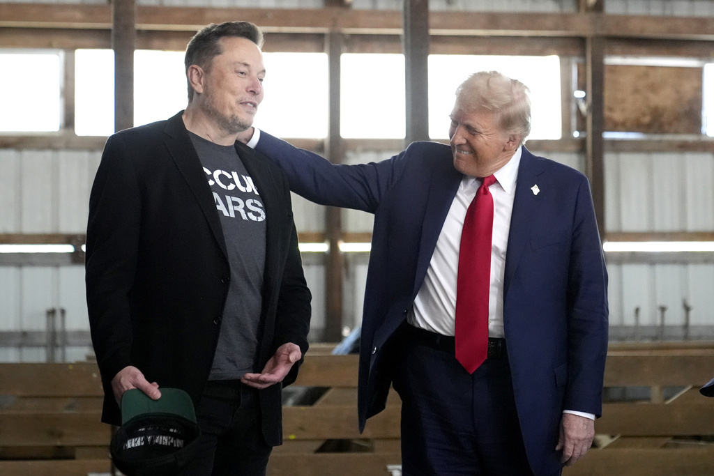 Elon Musk, director ejecutivo de Tesla y SpaceX, izquierda, y Donald Trump asisten a un evento de campaña en Butler Farm 