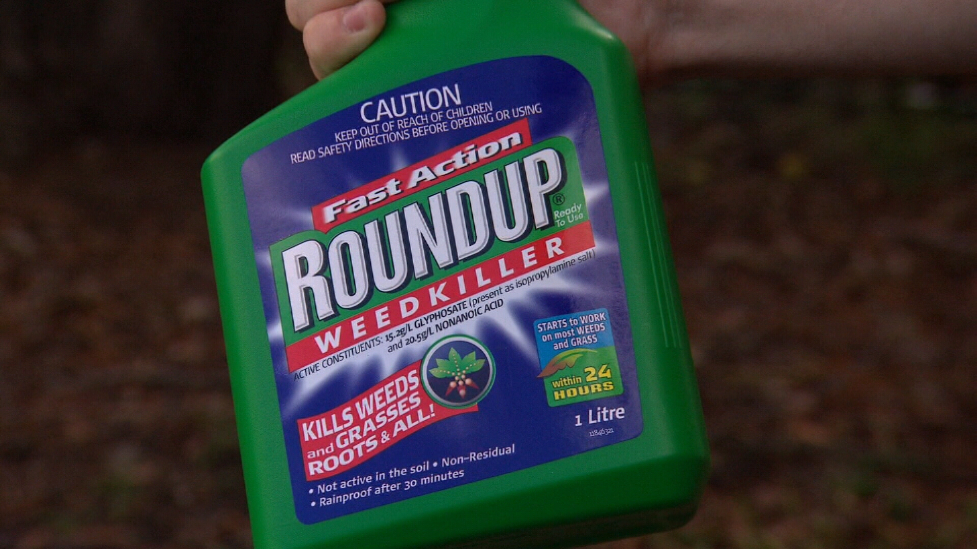 The Australian Cancer Council are calling for a review into the use of popular weed killer Roundup over cancer concerns.