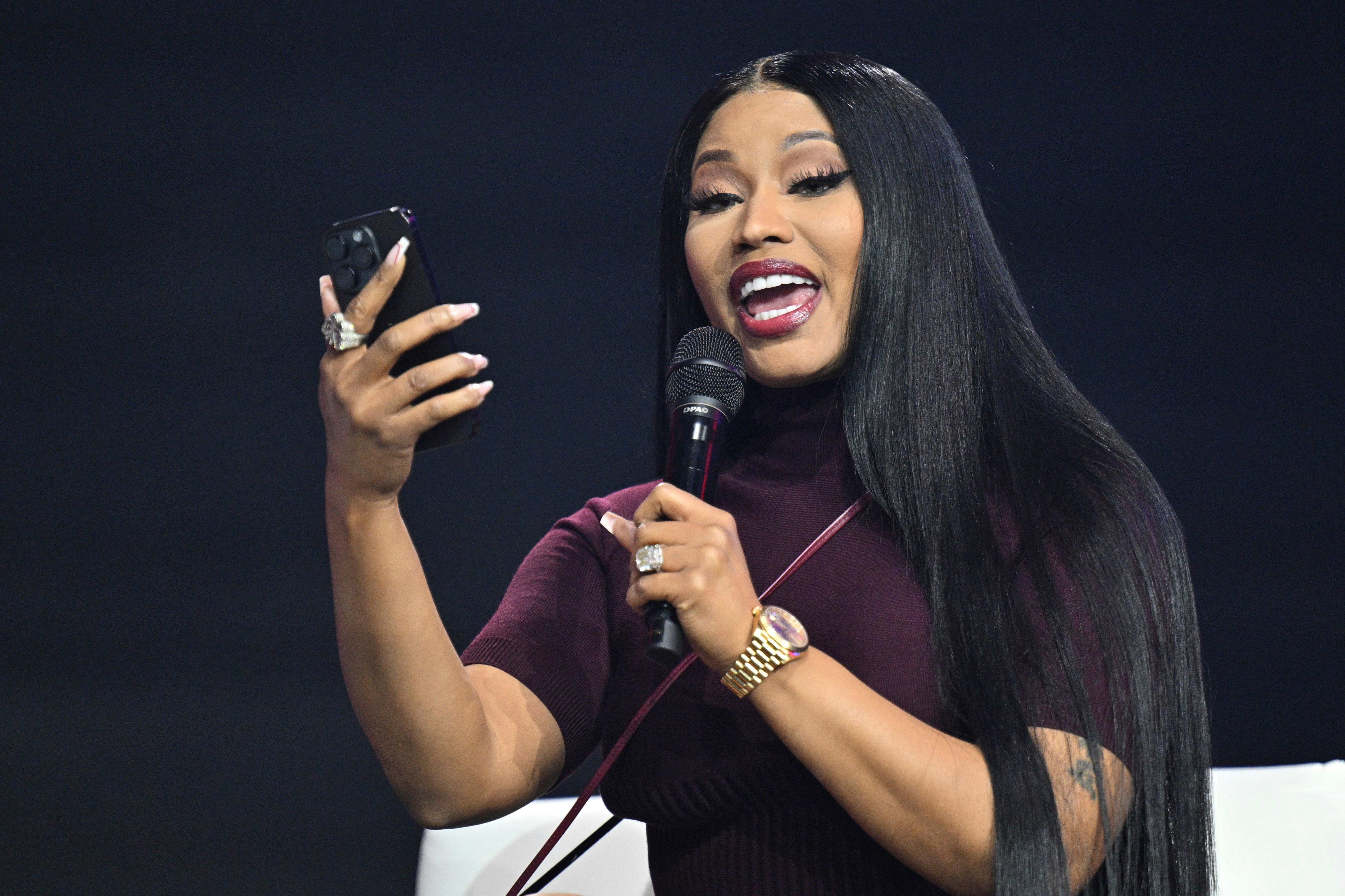 Rapper Nicki Minaj has made a surprise appearance at a gathering of conservatives in Arizona.