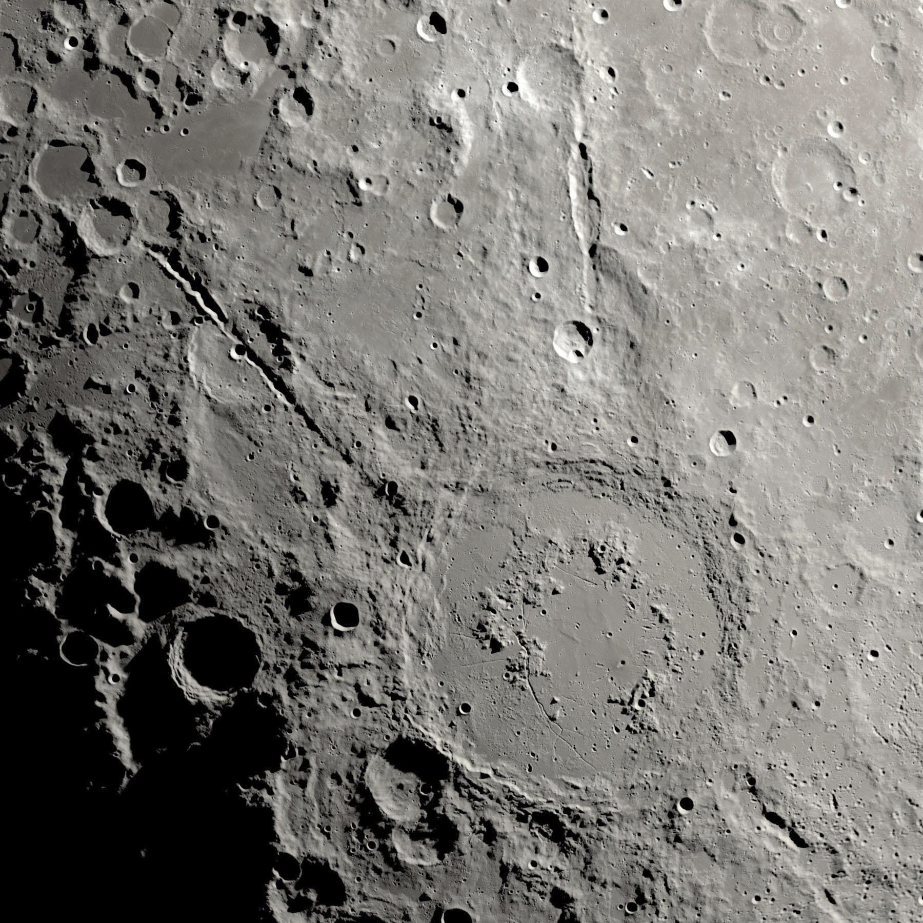 Una nueva investigación muestra que cuando un asteroide se estrelló contra la luna hace miles de millones de años, forjó un par de grandes cañones en el lado lejano lunar.