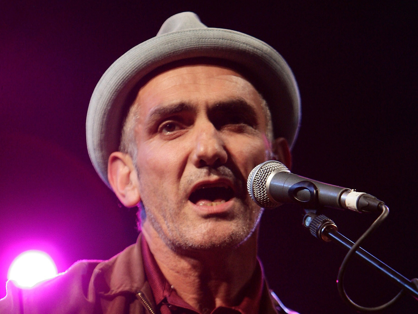 Paul Kelly, singing, on stage